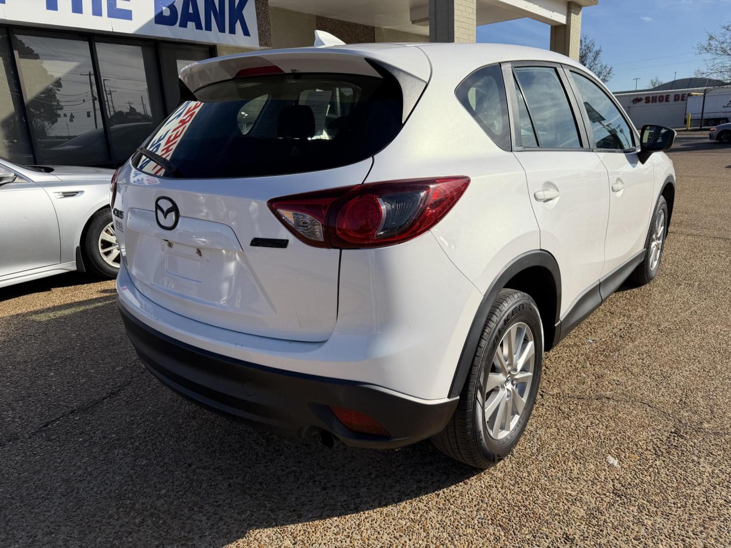 2016 WHITE /Grey MAZDA CX-5 SPORT Sport (JM3KE2BY6G0) with an 2.5L L4 DOHC 16V engine, 6-Speed Automatic transmission, located at 922 W. Beacon St., Philadelphia, MS, 39350, (601) 650-3675, 32.770447, -89.127151 - Title: 2016 Mazda CX-5 Sport AT Year: 2016 Make: Mazda Model: CX-5 Engine: 2.5L L4 DOHC 16V Body: SPORT UTILITY 4-DR Transmission: 6-Speed Automatic Drive Type: FWD Mpg City: 26 Mpg: 33 Trim: Sport AT - Photo#5