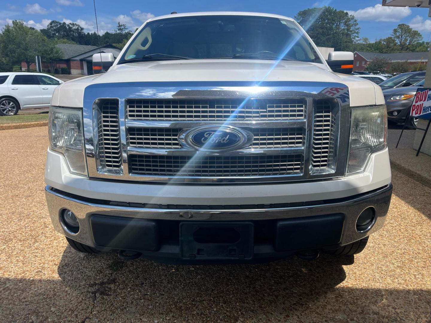 2011 WHITE FORD F-150 XL; PLATINUM; PLATINUM (1FTFW1EF1BK) with an 5.0L DOHC 32V V8 engine, 6-Speed Automatic transmission, located at 922 W. Beacon St., Philadelphia, MS, 39350, (601) 650-3675, 32.770447, -89.127151 - Title: 2011 Ford F-150 FX4 Year: 2011 Make: Ford Model: F-150 Engine: 5.0L V8 Body: CREW CAB Transmission: 4-Speed Automatic Drive Type: 4WD Trim: Platinum Super Crew - Photo#3