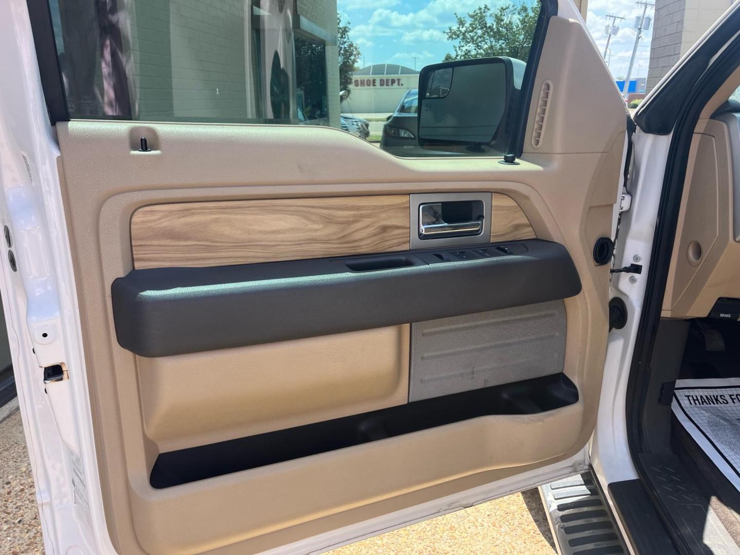 2011 WHITE FORD F-150 XL; PLATINUM; PLATINUM (1FTFW1EF1BK) with an 5.0L DOHC 32V V8 engine, 6-Speed Automatic transmission, located at 922 W. Beacon St., Philadelphia, MS, 39350, (601) 650-3675, 32.770447, -89.127151 - Title: 2011 Ford F-150 FX4 Year: 2011 Make: Ford Model: F-150 Engine: 5.0L V8 Body: CREW CAB Transmission: 4-Speed Automatic Drive Type: 4WD Trim: Platinum Super Crew - Photo#4