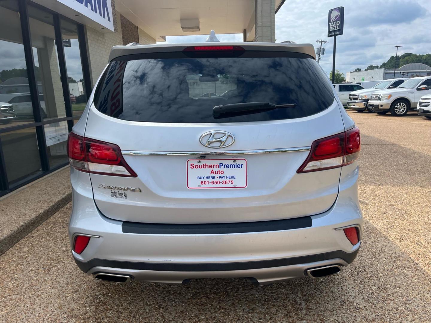 2017 SILVER HYUNDAI SANTA FE XL LIMITED; Limited (KM8SN4HF7HU) with an 3.3L V6 DOHC 24V engine, 6-Speed Automatic transmission, located at 922 W. Beacon St., Philadelphia, MS, 39350, (601) 650-3675, 32.770447, -89.127151 - Title: 2017 Hyundai Santa Fe Limited FWD Year: 2017 Make: Hyundai Model: Santa Fe Engine: 3.3L V6 DOHC 24V Body: SPORT UTILITY 4-DR Transmission: 6- Speed automatic Drive Type: FWD Mpg City: 17 Mpg: 23 Trim: Limited FWD - Photo#3