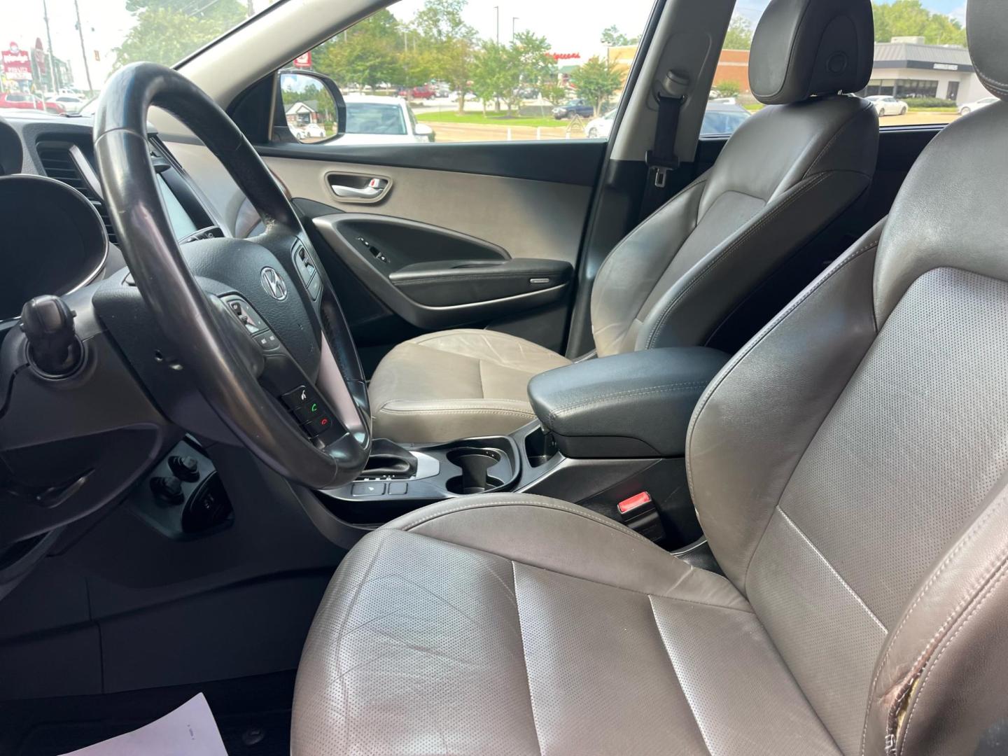 2017 SILVER HYUNDAI SANTA FE XL LIMITED; Limited (KM8SN4HF7HU) with an 3.3L V6 DOHC 24V engine, 6-Speed Automatic transmission, located at 922 W. Beacon St., Philadelphia, MS, 39350, (601) 650-3675, 32.770447, -89.127151 - Title: 2017 Hyundai Santa Fe Limited FWD Year: 2017 Make: Hyundai Model: Santa Fe Engine: 3.3L V6 DOHC 24V Body: SPORT UTILITY 4-DR Transmission: 6- Speed automatic Drive Type: FWD Mpg City: 17 Mpg: 23 Trim: Limited FWD - Photo#5