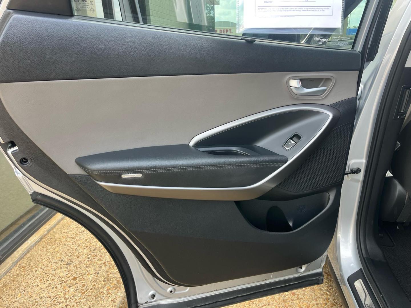 2017 SILVER HYUNDAI SANTA FE XL LIMITED; Limited (KM8SN4HF7HU) with an 3.3L V6 DOHC 24V engine, 6-Speed Automatic transmission, located at 922 W. Beacon St., Philadelphia, MS, 39350, (601) 650-3675, 32.770447, -89.127151 - Title: 2017 Hyundai Santa Fe Limited FWD Year: 2017 Make: Hyundai Model: Santa Fe Engine: 3.3L V6 DOHC 24V Body: SPORT UTILITY 4-DR Transmission: 6- Speed automatic Drive Type: FWD Mpg City: 17 Mpg: 23 Trim: Limited FWD - Photo#7