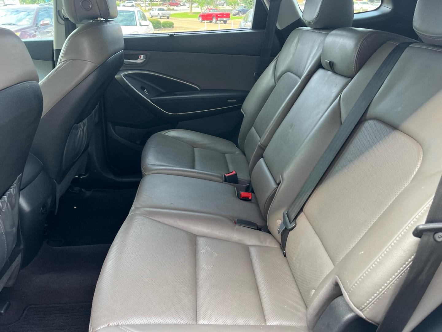 2017 SILVER HYUNDAI SANTA FE XL LIMITED; Limited (KM8SN4HF7HU) with an 3.3L V6 DOHC 24V engine, 6-Speed Automatic transmission, located at 922 W. Beacon St., Philadelphia, MS, 39350, (601) 650-3675, 32.770447, -89.127151 - Title: 2017 Hyundai Santa Fe Limited FWD Year: 2017 Make: Hyundai Model: Santa Fe Engine: 3.3L V6 DOHC 24V Body: SPORT UTILITY 4-DR Transmission: 6- Speed automatic Drive Type: FWD Mpg City: 17 Mpg: 23 Trim: Limited FWD - Photo#8