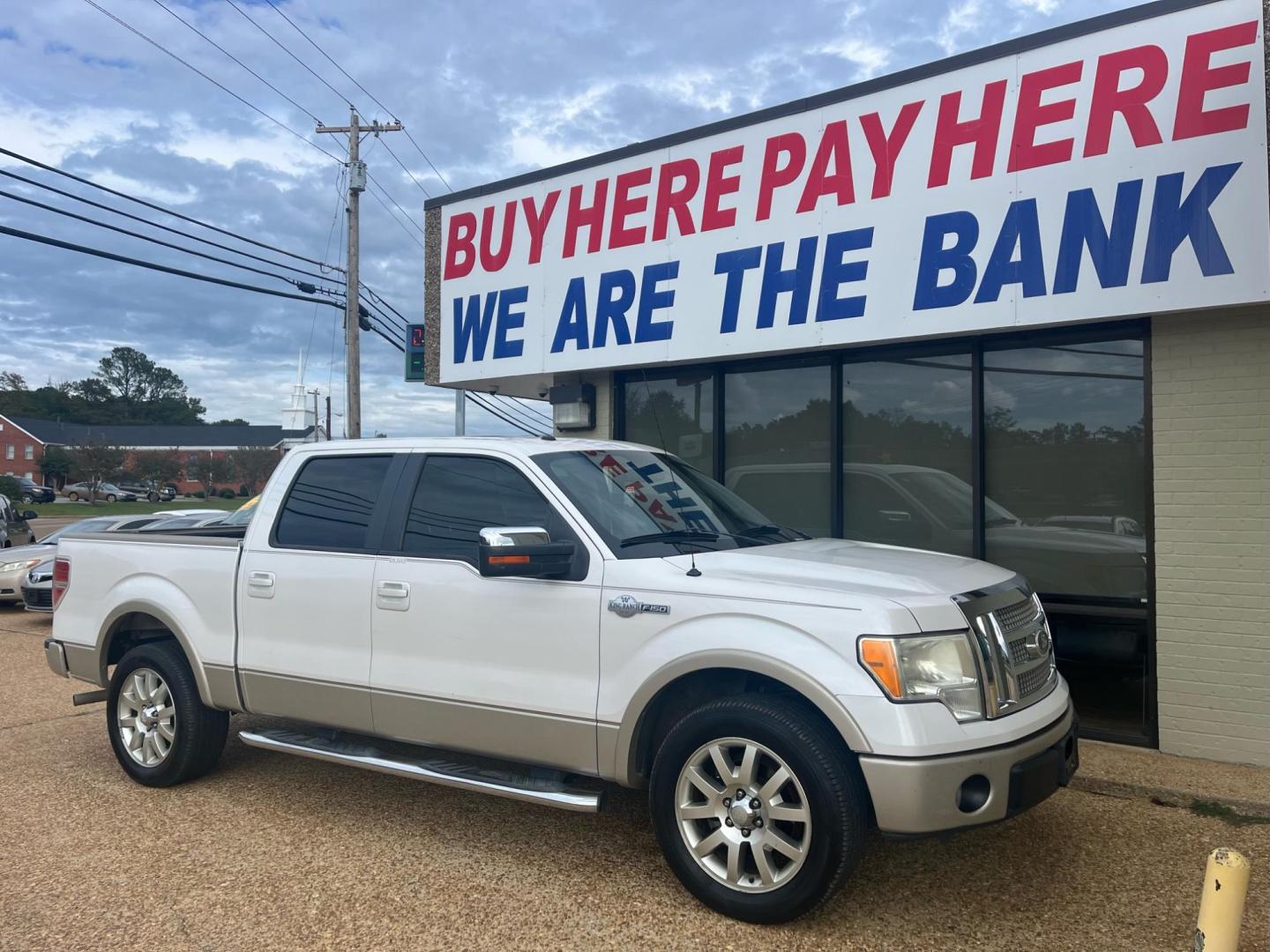 2010 WHITE FORD F-150 PLATINUM; LARI KING RANCH (1FTFW1CV1AK) with an 5.4L V8 SOHC 24V FFV engine, 4-Speed Automatic transmission, located at 922 W. Beacon St., Philadelphia, MS, 39350, (601) 650-3675, 32.770447, -89.127151 - Title: 2010 Ford F-150 Lariat Super Crew 5.5-ft. Bed 2WD Year: 2010 Make: Ford Model: F-150 Engine: 5.4L V8 SOHC 24V FFV Body: CREW CAB PICKUP 4-DR Transmission: 4-Speed Automatic Drive Type: RWD Mpg City: 14 Mpg: 20 Trim: Lariat Super Crew 5.5-ft. Bed 2WD - Photo#0