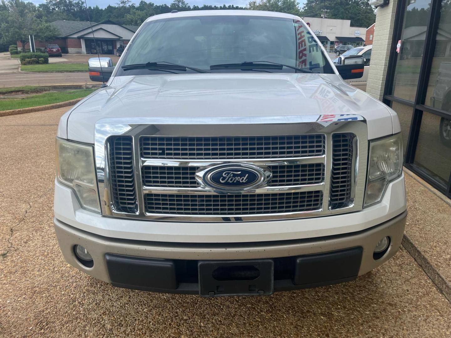 2010 WHITE FORD F-150 PLATINUM; LARI KING RANCH (1FTFW1CV1AK) with an 5.4L V8 SOHC 24V FFV engine, 4-Speed Automatic transmission, located at 922 W. Beacon St., Philadelphia, MS, 39350, (601) 650-3675, 32.770447, -89.127151 - Title: 2010 Ford F-150 Lariat Super Crew 5.5-ft. Bed 2WD Year: 2010 Make: Ford Model: F-150 Engine: 5.4L V8 SOHC 24V FFV Body: CREW CAB PICKUP 4-DR Transmission: 4-Speed Automatic Drive Type: RWD Mpg City: 14 Mpg: 20 Trim: Lariat Super Crew 5.5-ft. Bed 2WD - Photo#1