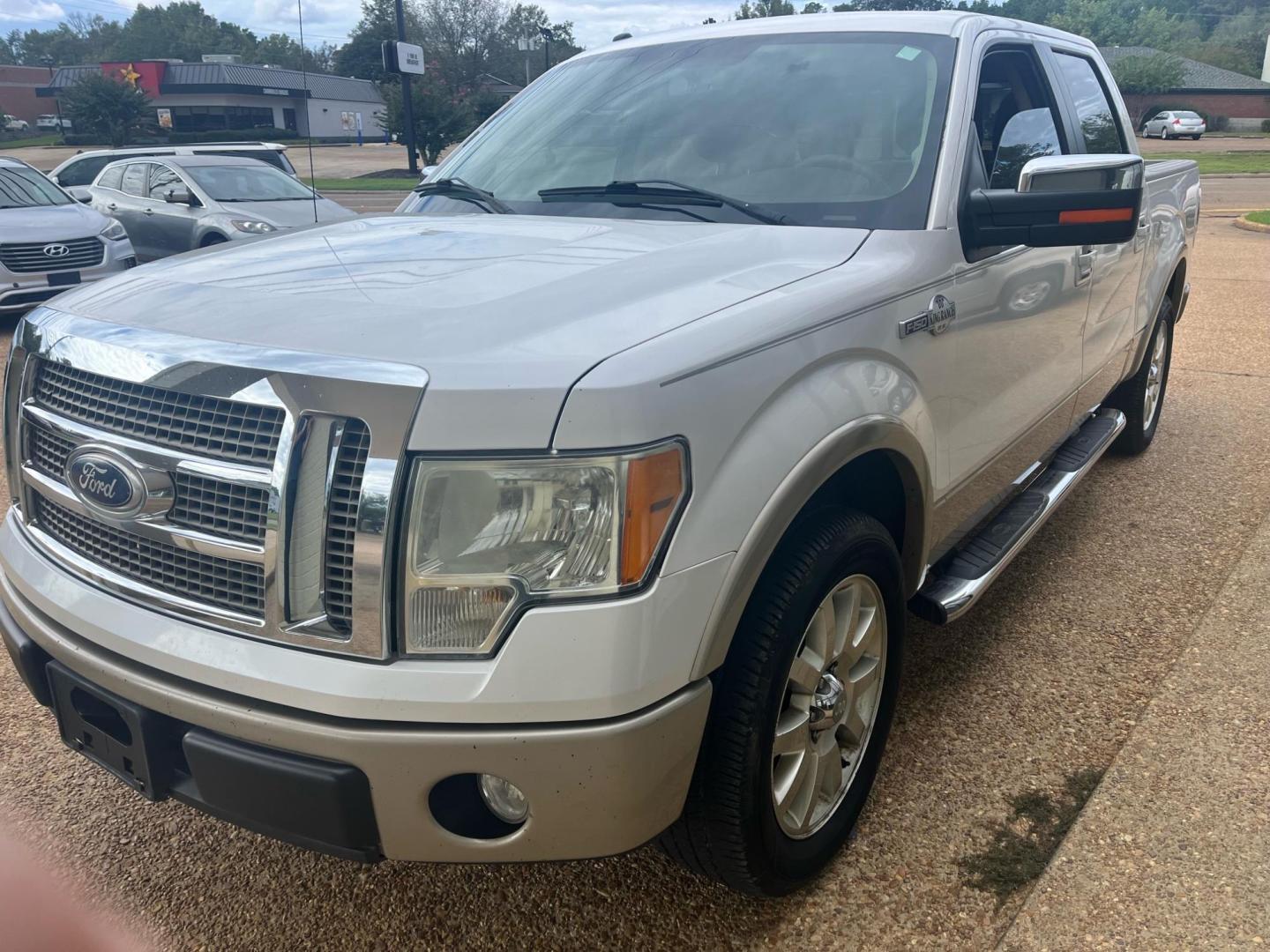 2010 WHITE FORD F-150 PLATINUM; LARI KING RANCH (1FTFW1CV1AK) with an 5.4L V8 SOHC 24V FFV engine, 4-Speed Automatic transmission, located at 922 W. Beacon St., Philadelphia, MS, 39350, (601) 650-3675, 32.770447, -89.127151 - Title: 2010 Ford F-150 Lariat Super Crew 5.5-ft. Bed 2WD Year: 2010 Make: Ford Model: F-150 Engine: 5.4L V8 SOHC 24V FFV Body: CREW CAB PICKUP 4-DR Transmission: 4-Speed Automatic Drive Type: RWD Mpg City: 14 Mpg: 20 Trim: Lariat Super Crew 5.5-ft. Bed 2WD - Photo#2
