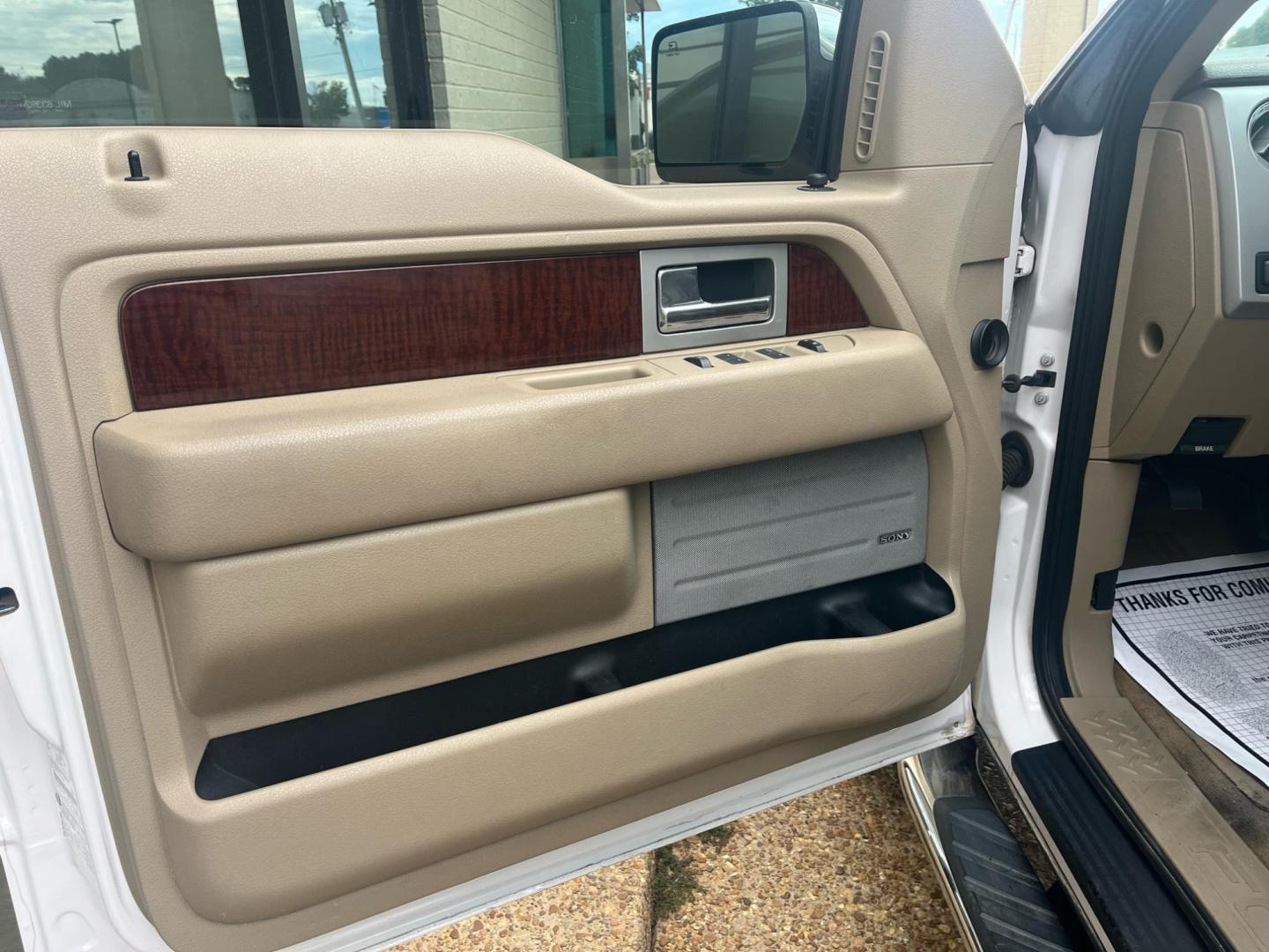 2010 WHITE FORD F-150 PLATINUM; LARI KING RANCH (1FTFW1CV1AK) with an 5.4L V8 SOHC 24V FFV engine, 4-Speed Automatic transmission, located at 922 W. Beacon St., Philadelphia, MS, 39350, (601) 650-3675, 32.770447, -89.127151 - Title: 2010 Ford F-150 Lariat Super Crew 5.5-ft. Bed 2WD Year: 2010 Make: Ford Model: F-150 Engine: 5.4L V8 SOHC 24V FFV Body: CREW CAB PICKUP 4-DR Transmission: 4-Speed Automatic Drive Type: RWD Mpg City: 14 Mpg: 20 Trim: Lariat Super Crew 5.5-ft. Bed 2WD - Photo#4
