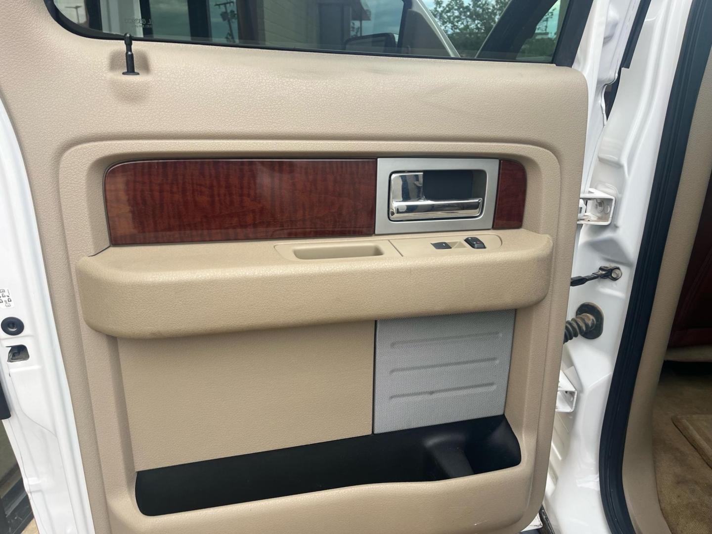 2010 WHITE FORD F-150 PLATINUM; LARI KING RANCH (1FTFW1CV1AK) with an 5.4L V8 SOHC 24V FFV engine, 4-Speed Automatic transmission, located at 922 W. Beacon St., Philadelphia, MS, 39350, (601) 650-3675, 32.770447, -89.127151 - Title: 2010 Ford F-150 Lariat Super Crew 5.5-ft. Bed 2WD Year: 2010 Make: Ford Model: F-150 Engine: 5.4L V8 SOHC 24V FFV Body: CREW CAB PICKUP 4-DR Transmission: 4-Speed Automatic Drive Type: RWD Mpg City: 14 Mpg: 20 Trim: Lariat Super Crew 5.5-ft. Bed 2WD - Photo#7