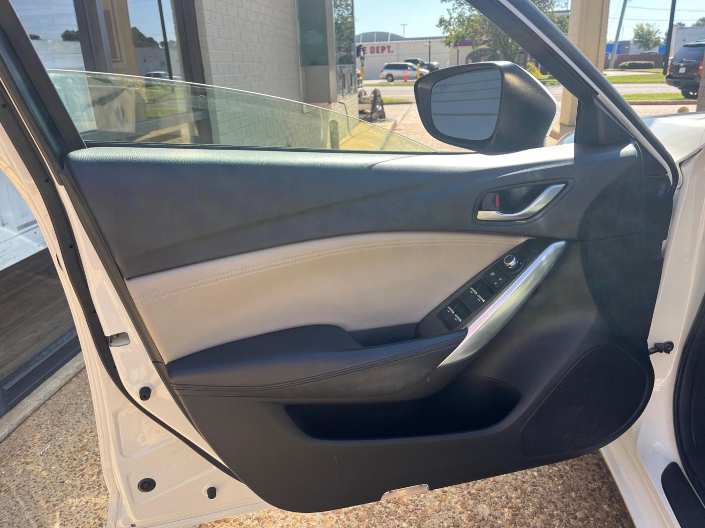 2016 WHITE MAZDA MAZDA6 TOURING I-sport (JM1GJ1V54G1) with an 2.5L L4 DOHC 16V engine, 6-Speed Automatic transmission, located at 922 W. Beacon St., Philadelphia, MS, 39350, (601) 650-3675, 32.770447, -89.127151 - Title: 2016 Mazda6 i Touring Year: 2016 Make: Mazda Model: Mazda6 Engine: 2.5L L4 DOHC 16V Body: HATCHBACK 4-DR Transmission: 6-Speed Automatic Drive Type: FWD Mpg City: 26 Mpg: 38 Trim: i Touring - Photo#4