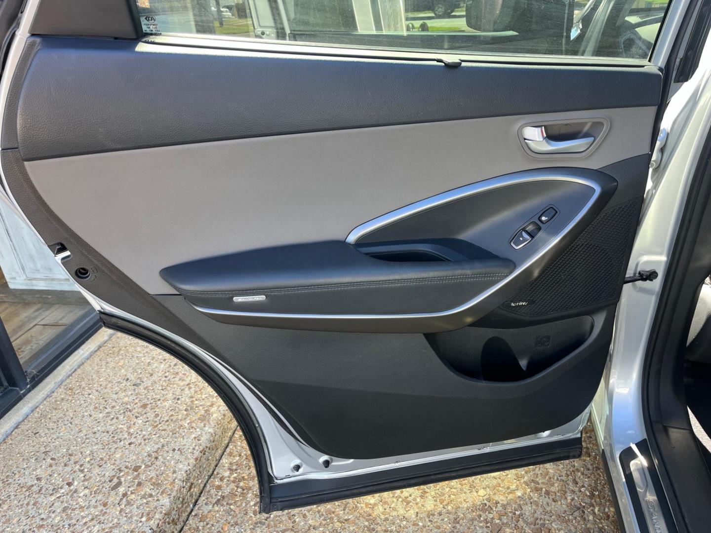 2017 SILVER HYUNDAI SANTA FE XL LIMITED (KM8SR4HF8HU) , located at 922 W. Beacon St., Philadelphia, MS, 39350, (601) 650-3675, 32.770447, -89.127151 - Title: 2017 Hyundai Santa Fe Ultimate Year: 2017 Make: Hyundai Model: Santa Fe Engine: 3.3L V6 DOHC 24V Body: SPORT UTILITY 4-DR Transmission: 6A Drive Type: FWD Mpg City: 17 Mpg: 23 Trim: Ultimate - Photo#8