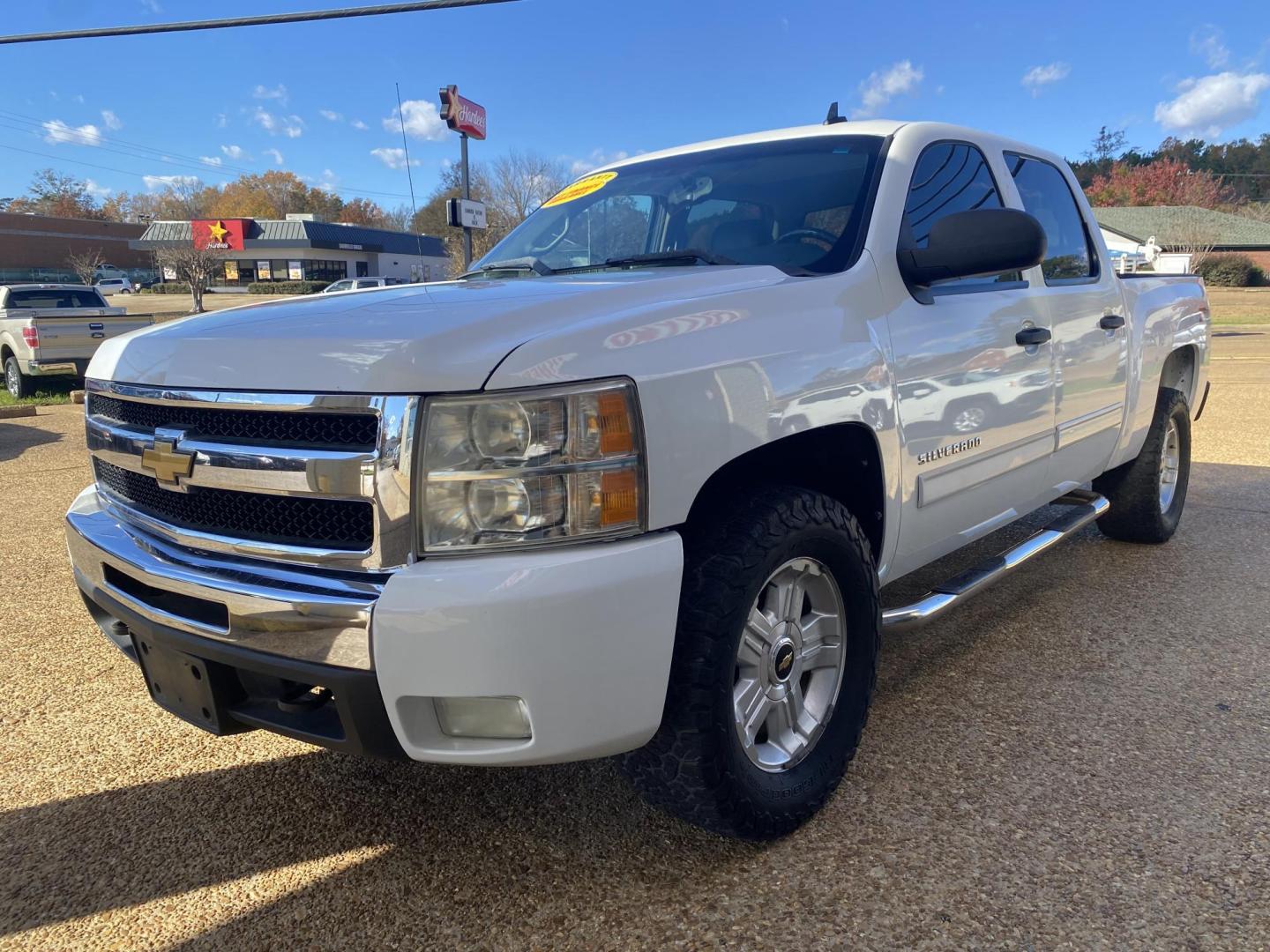 2011 WHITE CHEVROLET SILVERADO LT Z71 (3GCPKSE37BG) with an 5.3 engine, located at 922 W. Beacon St., Philadelphia, MS, 39350, (601) 650-3675, 32.770447, -89.127151 - Photo#2