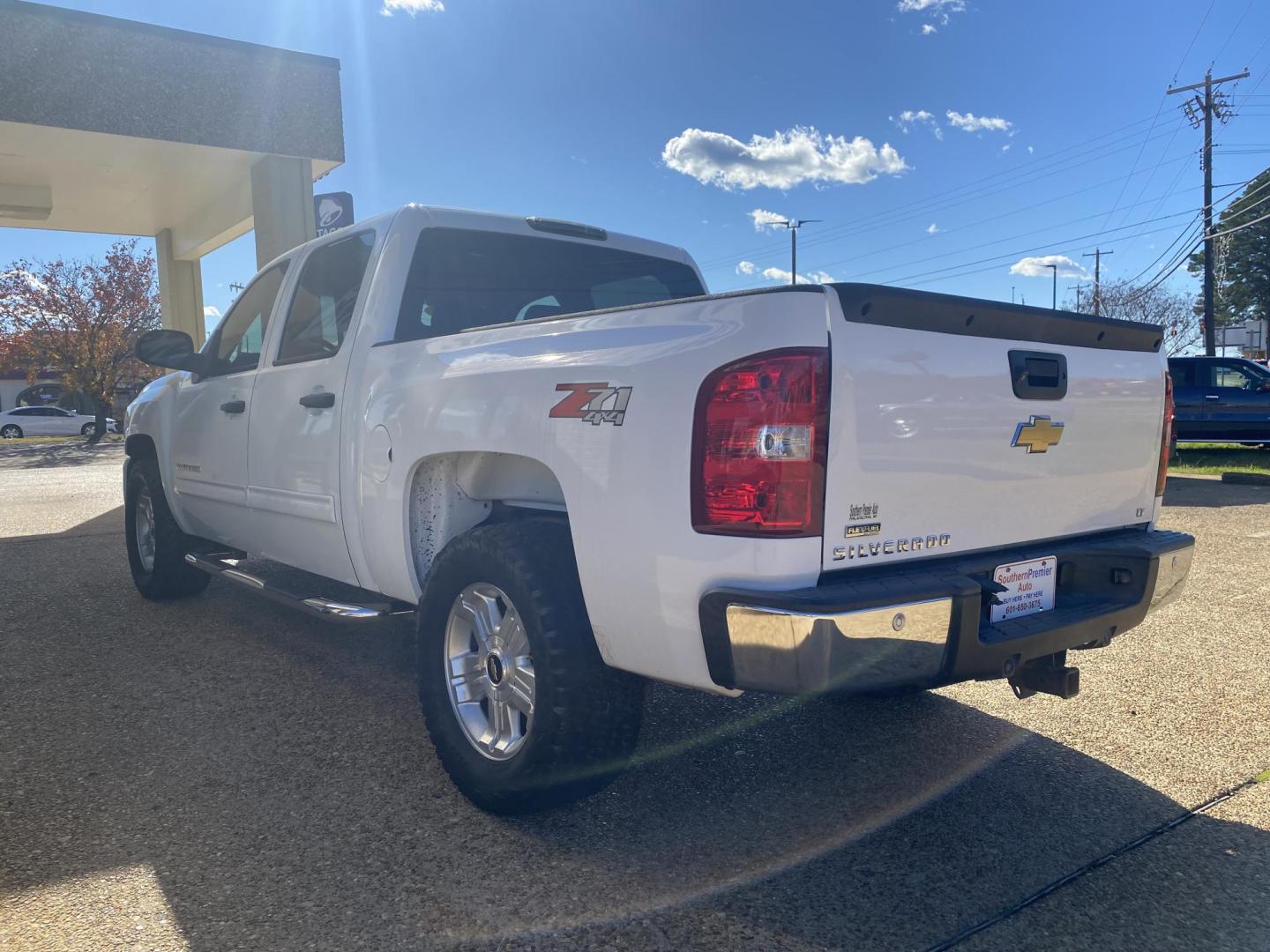 2011 WHITE CHEVROLET SILVERADO LT Z71 (3GCPKSE37BG) with an 5.3 engine, located at 922 W. Beacon St., Philadelphia, MS, 39350, (601) 650-3675, 32.770447, -89.127151 - Photo#3