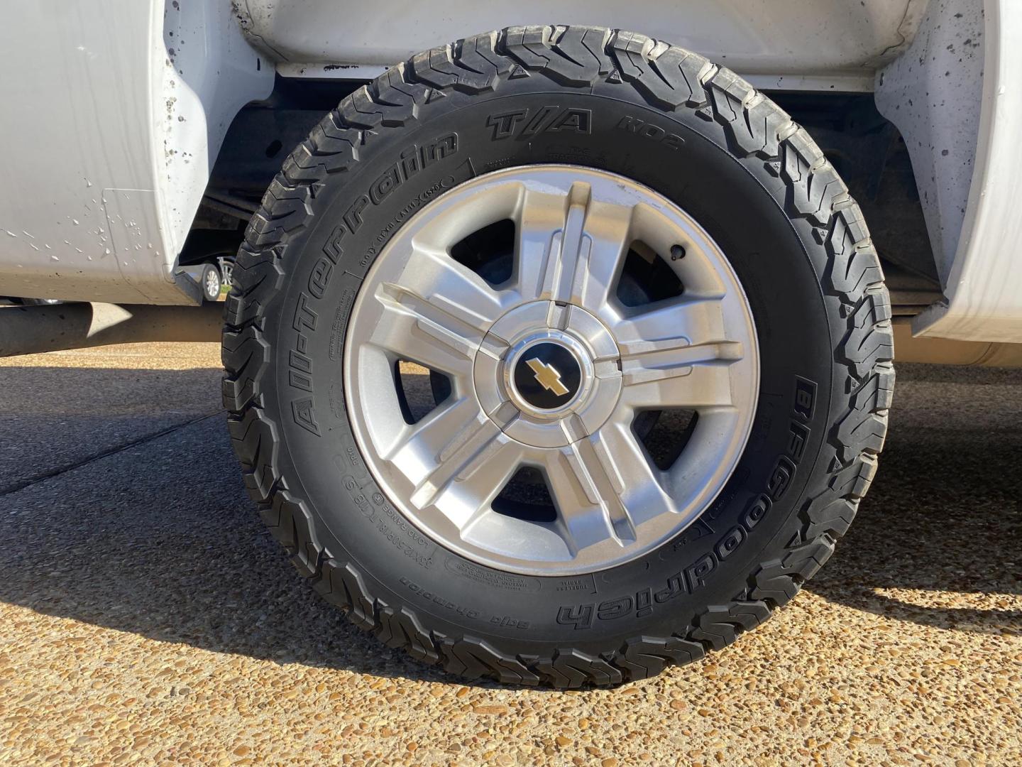 2011 WHITE CHEVROLET SILVERADO LT Z71 (3GCPKSE37BG) with an 5.3 engine, located at 922 W. Beacon St., Philadelphia, MS, 39350, (601) 650-3675, 32.770447, -89.127151 - Photo#7