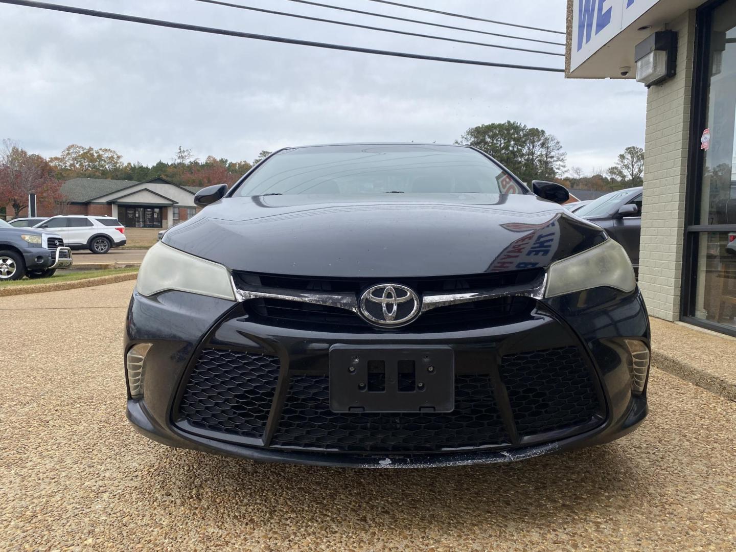 2017 BLACK TOYOTA CAMRY SE (4T1BF1FK7HU) , located at 922 W. Beacon St., Philadelphia, MS, 39350, (601) 650-3675, 32.770447, -89.127151 - Photo#1