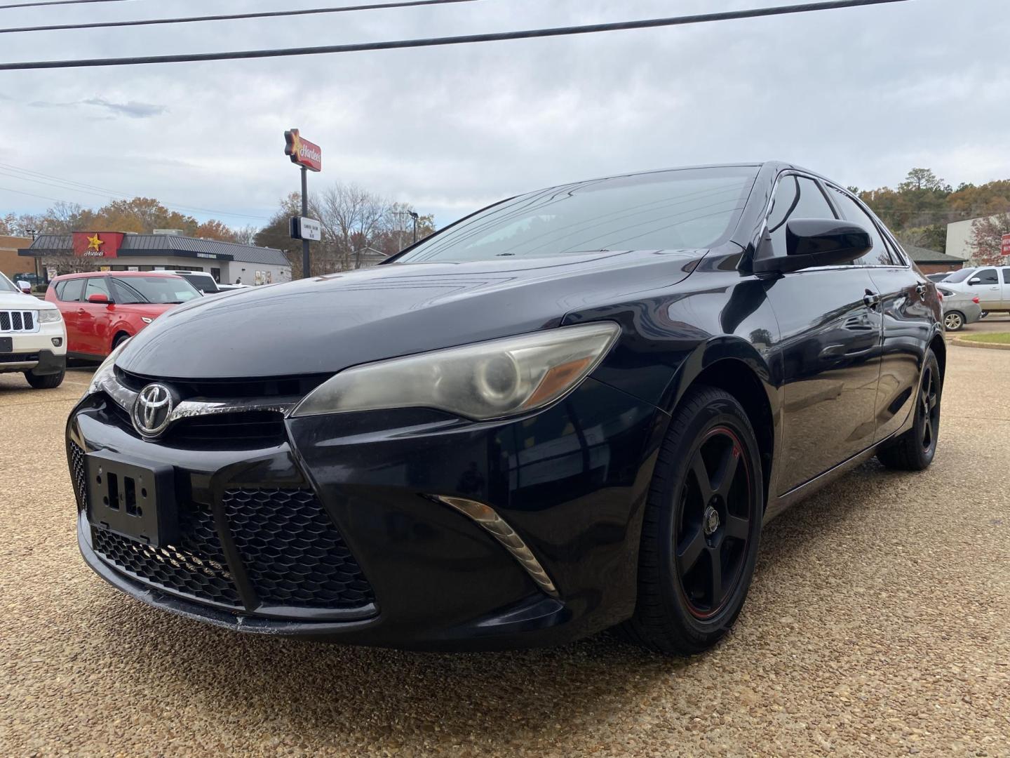 2017 BLACK TOYOTA CAMRY SE (4T1BF1FK7HU) , located at 922 W. Beacon St., Philadelphia, MS, 39350, (601) 650-3675, 32.770447, -89.127151 - Photo#2