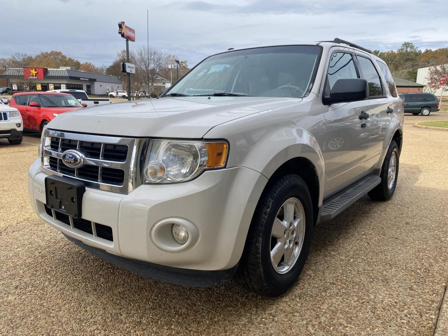 2011 WHITE FORD ESCAPE XLT (1FMCU9DG2BK) , located at 922 W. Beacon St., Philadelphia, MS, 39350, (601) 650-3675, 32.770447, -89.127151 - Photo#2