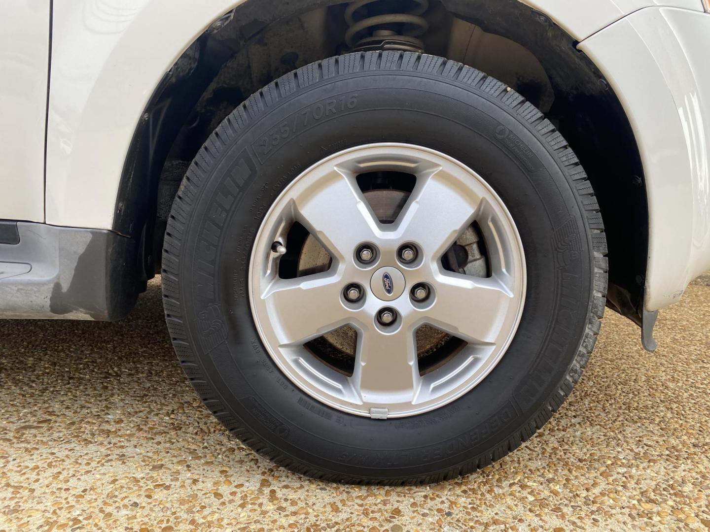 2011 WHITE FORD ESCAPE XLT (1FMCU9DG2BK) , located at 922 W. Beacon St., Philadelphia, MS, 39350, (601) 650-3675, 32.770447, -89.127151 - Photo#7