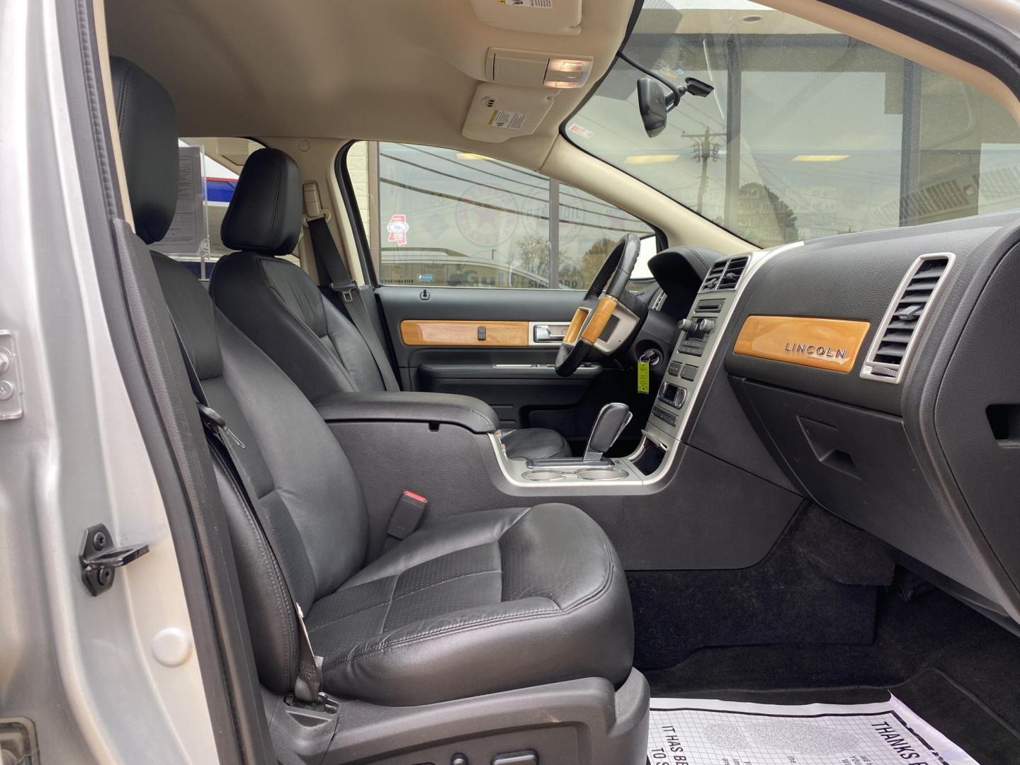 2010 SILVER LINCOLN MKX BASE (2LMDJ6JC6AB) , located at 922 W. Beacon St., Philadelphia, MS, 39350, (601) 650-3675, 32.770447, -89.127151 - Photo#12