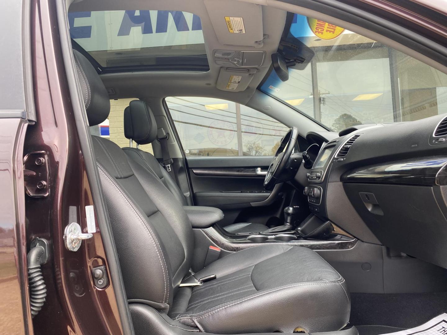 2014 BURGANDY KIA SORENTO EX (5XYKU4A75EG) , located at 922 W. Beacon St., Philadelphia, MS, 39350, (601) 650-3675, 32.770447, -89.127151 - Photo#12