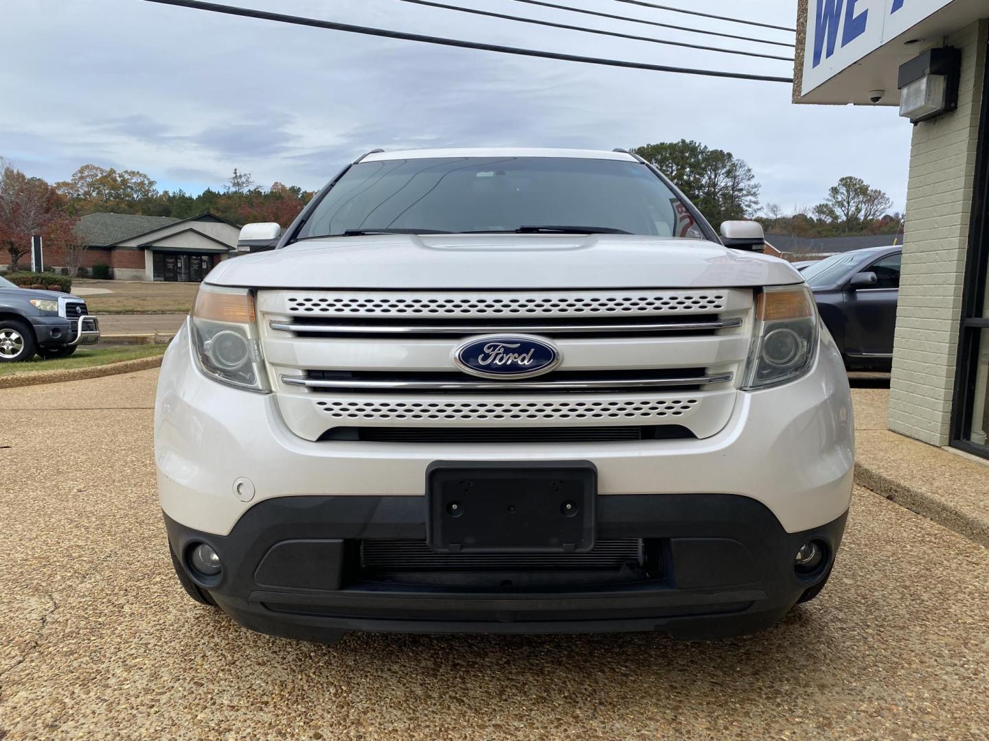 2013 WHITE FORD EXPLORER LIMITED (1FM5K7F82DG) , located at 922 W. Beacon St., Philadelphia, MS, 39350, (601) 650-3675, 32.770447, -89.127151 - Photo#1