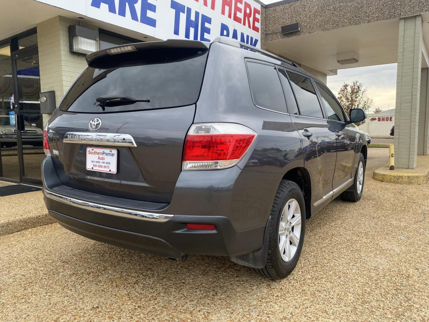 2012 GRAY TOYOTA HIGHLANDER BASE; SE (5TDZK3EHXCS) , located at 922 W. Beacon St., Philadelphia, MS, 39350, (601) 650-3675, 32.770447, -89.127151 - Photo#5