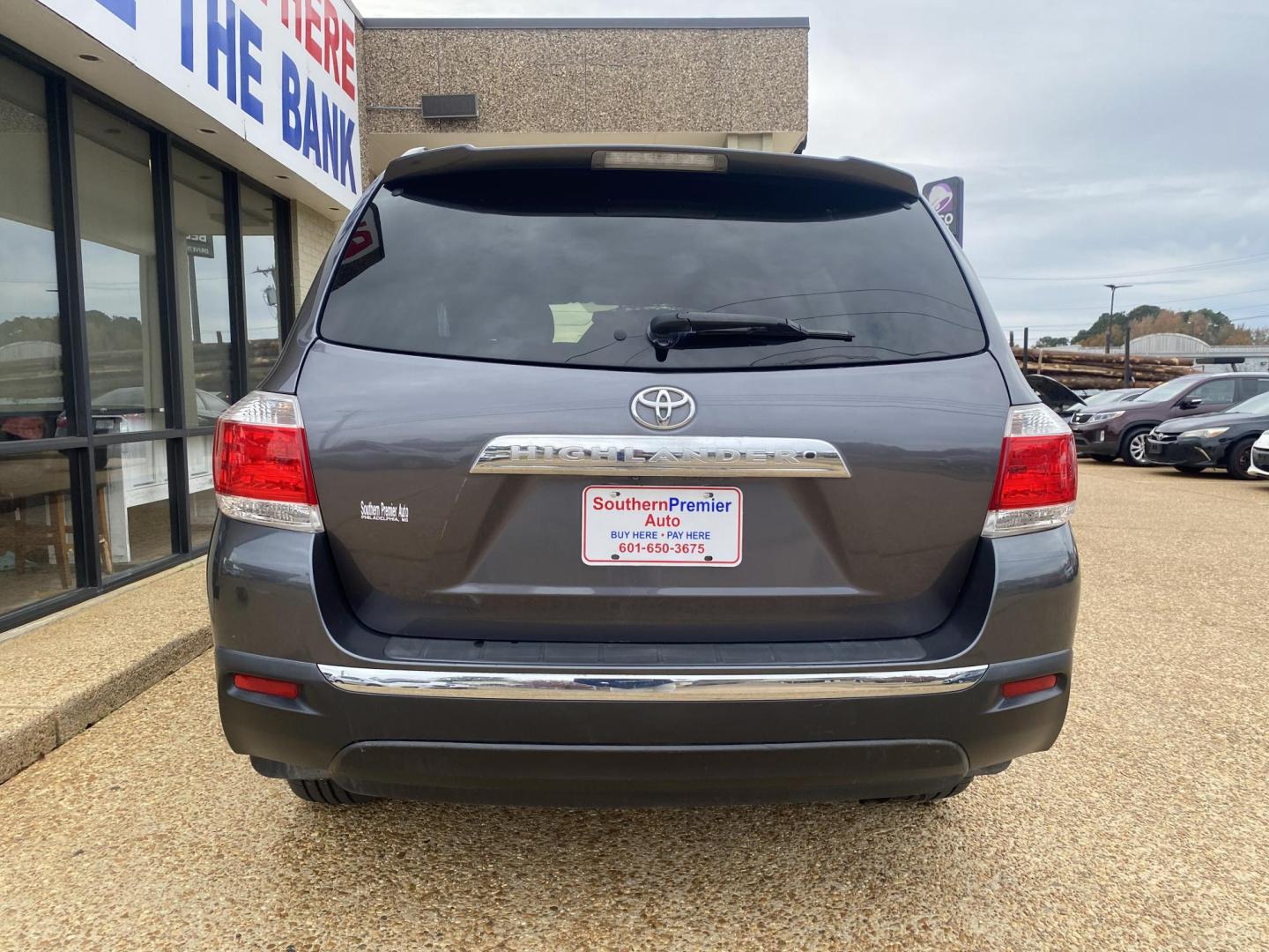 2012 GRAY TOYOTA HIGHLANDER BASE; SE (5TDZK3EHXCS) , located at 922 W. Beacon St., Philadelphia, MS, 39350, (601) 650-3675, 32.770447, -89.127151 - Photo#4