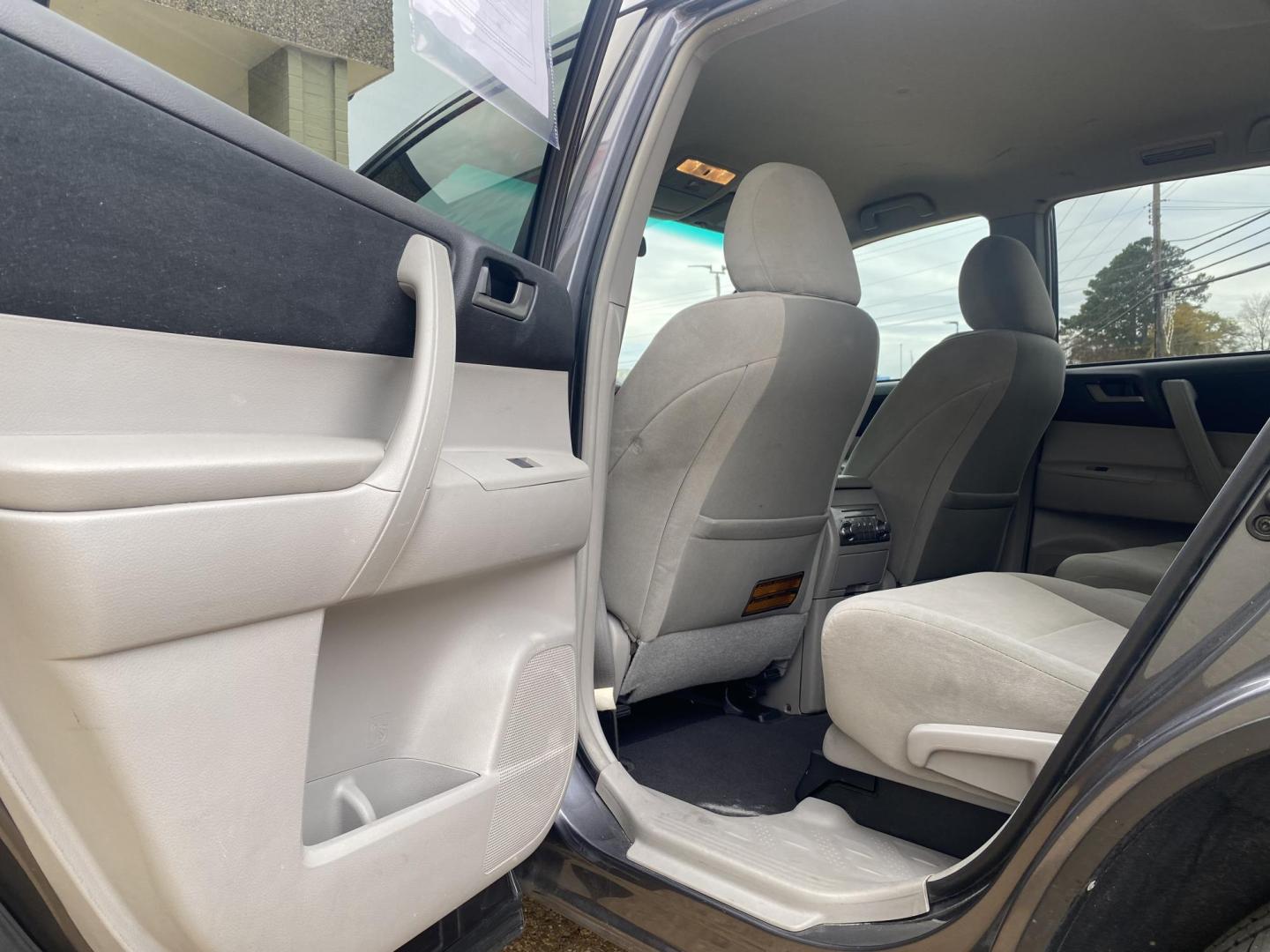 2012 GRAY TOYOTA HIGHLANDER BASE; SE (5TDZK3EHXCS) , located at 922 W. Beacon St., Philadelphia, MS, 39350, (601) 650-3675, 32.770447, -89.127151 - Photo#10