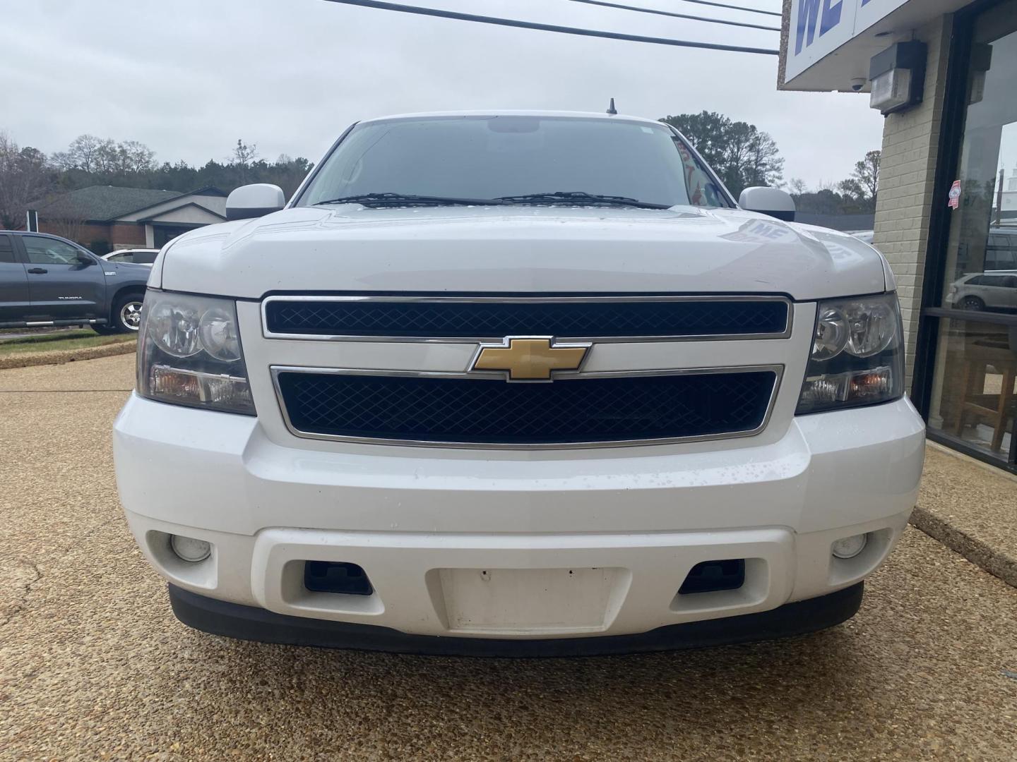 2013 WHITE /Black/Gray CHEVROLET TAHOE LS (1GNSCAE06DR) with an 5.3L engine, Automatic - 6L80 transmission, located at 922 W. Beacon St., Philadelphia, MS, 39350, (601) 650-3675, 32.770447, -89.127151 - 2013 Chevrolet Tahoe LS 2WD Year:2013 Make:Chevrolet Model:Tahoe Engine:5.3L V8 OHV 16V FFV Body:SPORT UTILITY 4-DR Transmission:6-Speed Automatic Drive Type:RWD Mpg City:15 Mpg:21 Trim:LS 2WD - Photo#1