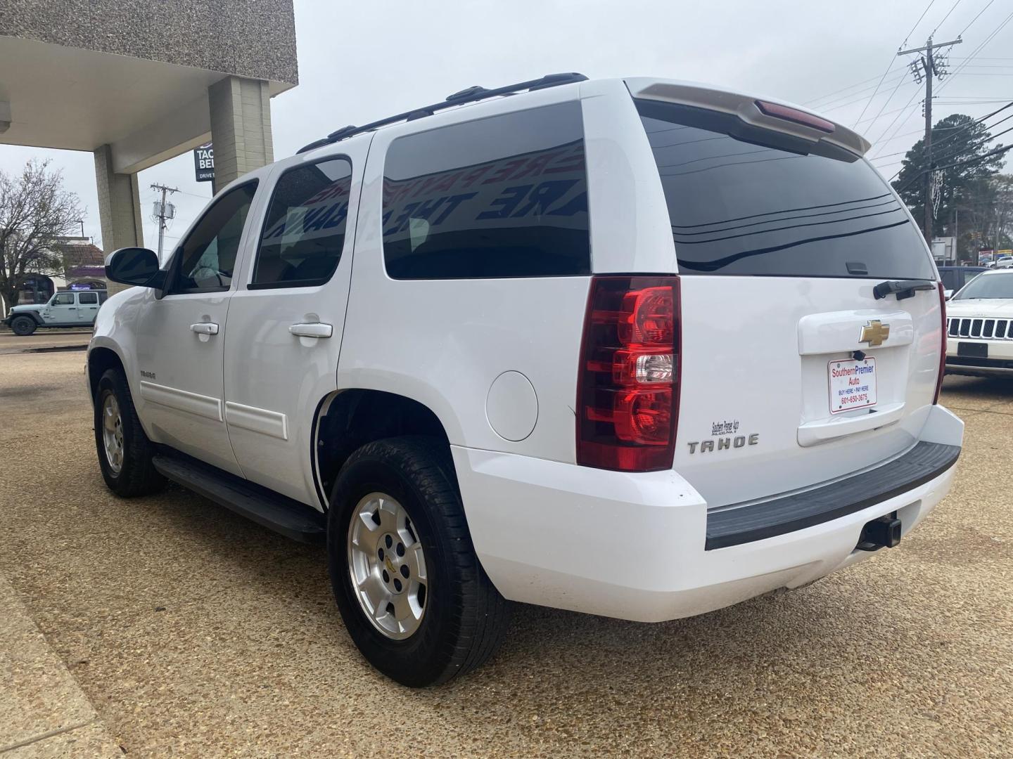 2013 WHITE /Black/Gray CHEVROLET TAHOE LS (1GNSCAE06DR) with an 5.3L engine, Automatic - 6L80 transmission, located at 922 W. Beacon St., Philadelphia, MS, 39350, (601) 650-3675, 32.770447, -89.127151 - 2013 Chevrolet Tahoe LS 2WD Year:2013 Make:Chevrolet Model:Tahoe Engine:5.3L V8 OHV 16V FFV Body:SPORT UTILITY 4-DR Transmission:6-Speed Automatic Drive Type:RWD Mpg City:15 Mpg:21 Trim:LS 2WD - Photo#3