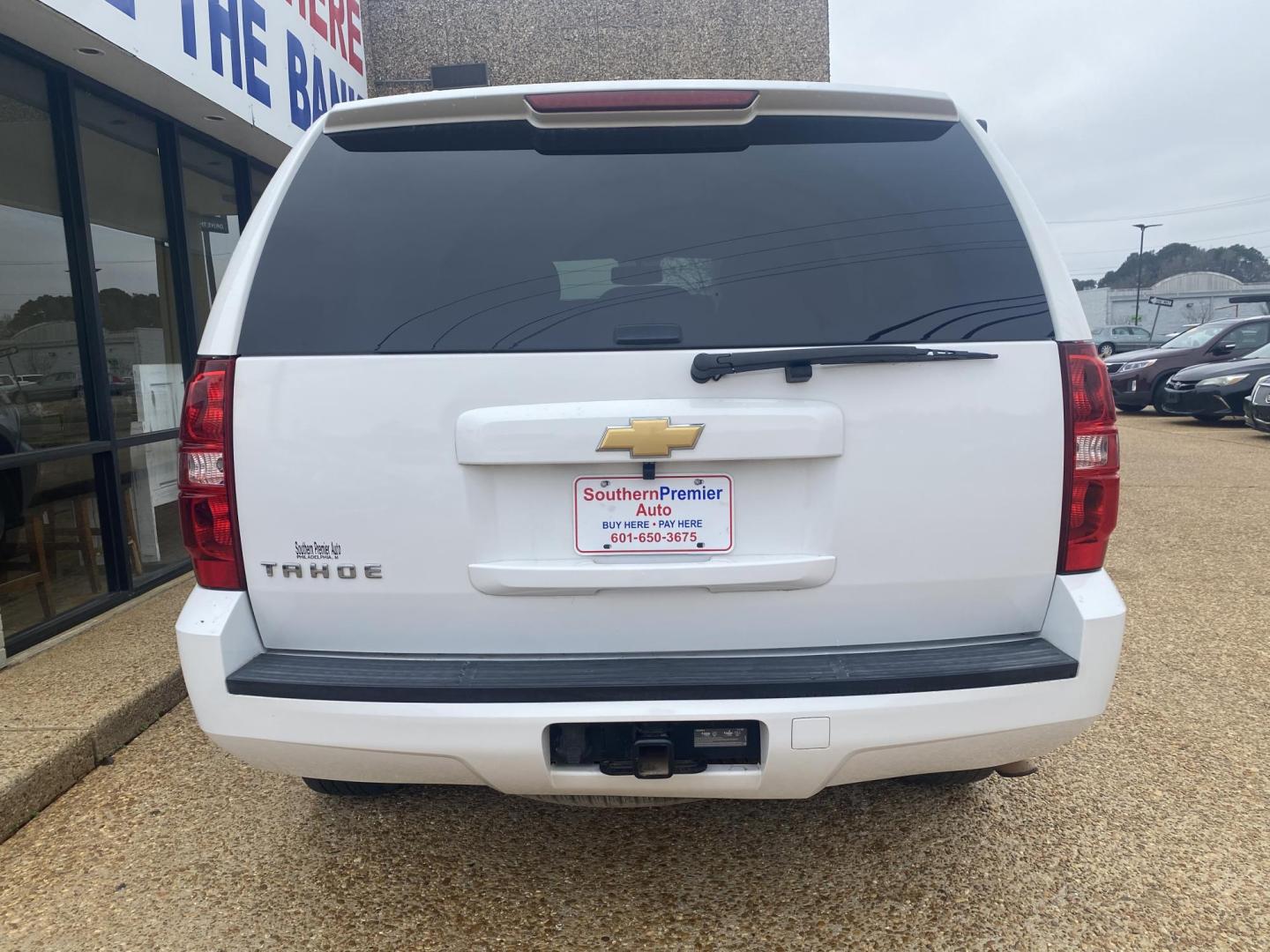 2013 WHITE /Black/Gray CHEVROLET TAHOE LS (1GNSCAE06DR) with an 5.3L engine, Automatic - 6L80 transmission, located at 922 W. Beacon St., Philadelphia, MS, 39350, (601) 650-3675, 32.770447, -89.127151 - 2013 Chevrolet Tahoe LS 2WD Year:2013 Make:Chevrolet Model:Tahoe Engine:5.3L V8 OHV 16V FFV Body:SPORT UTILITY 4-DR Transmission:6-Speed Automatic Drive Type:RWD Mpg City:15 Mpg:21 Trim:LS 2WD - Photo#4