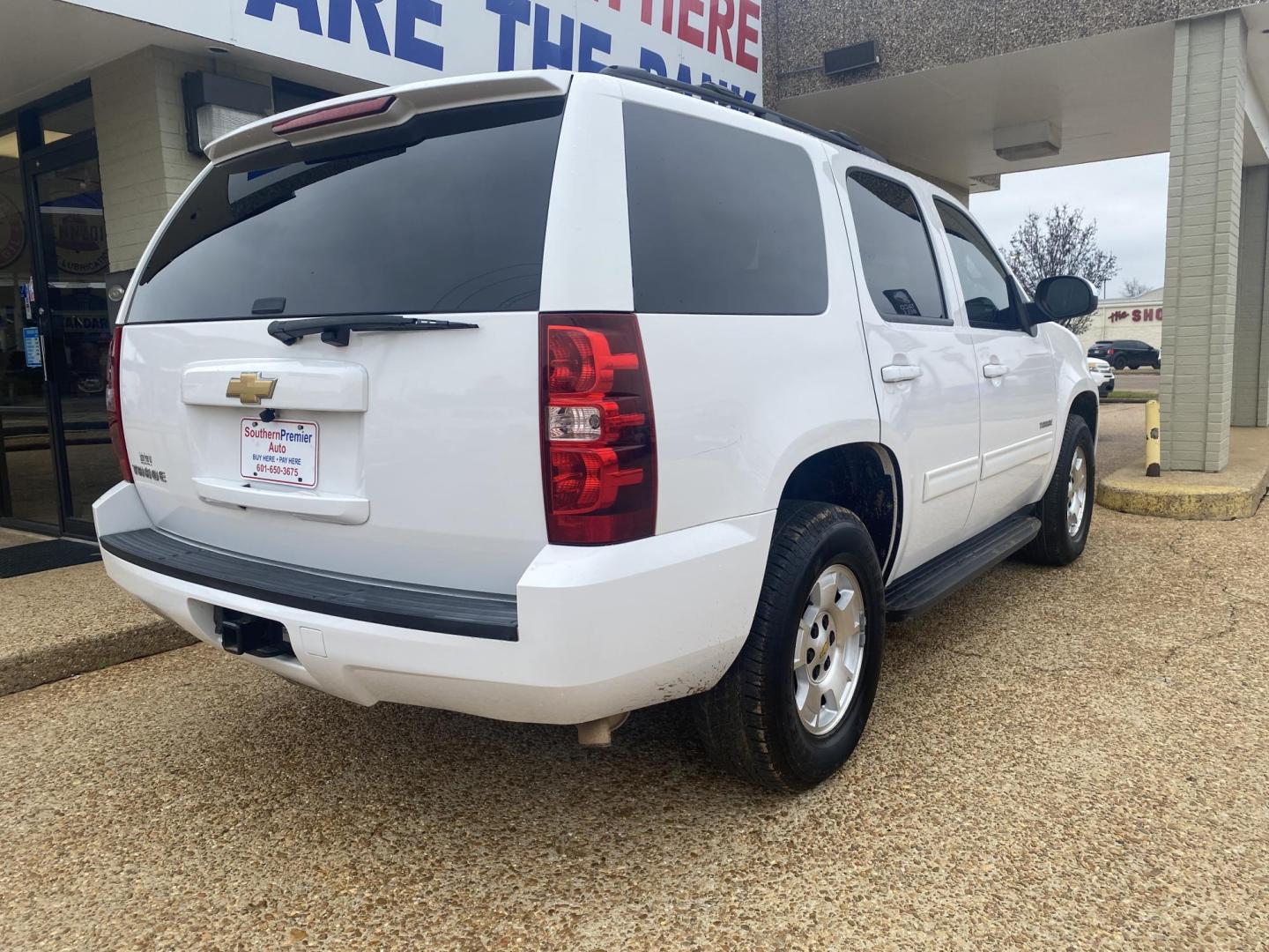 2013 WHITE /Black/Gray CHEVROLET TAHOE LS (1GNSCAE06DR) with an 5.3L engine, Automatic - 6L80 transmission, located at 922 W. Beacon St., Philadelphia, MS, 39350, (601) 650-3675, 32.770447, -89.127151 - 2013 Chevrolet Tahoe LS 2WD Year:2013 Make:Chevrolet Model:Tahoe Engine:5.3L V8 OHV 16V FFV Body:SPORT UTILITY 4-DR Transmission:6-Speed Automatic Drive Type:RWD Mpg City:15 Mpg:21 Trim:LS 2WD - Photo#5