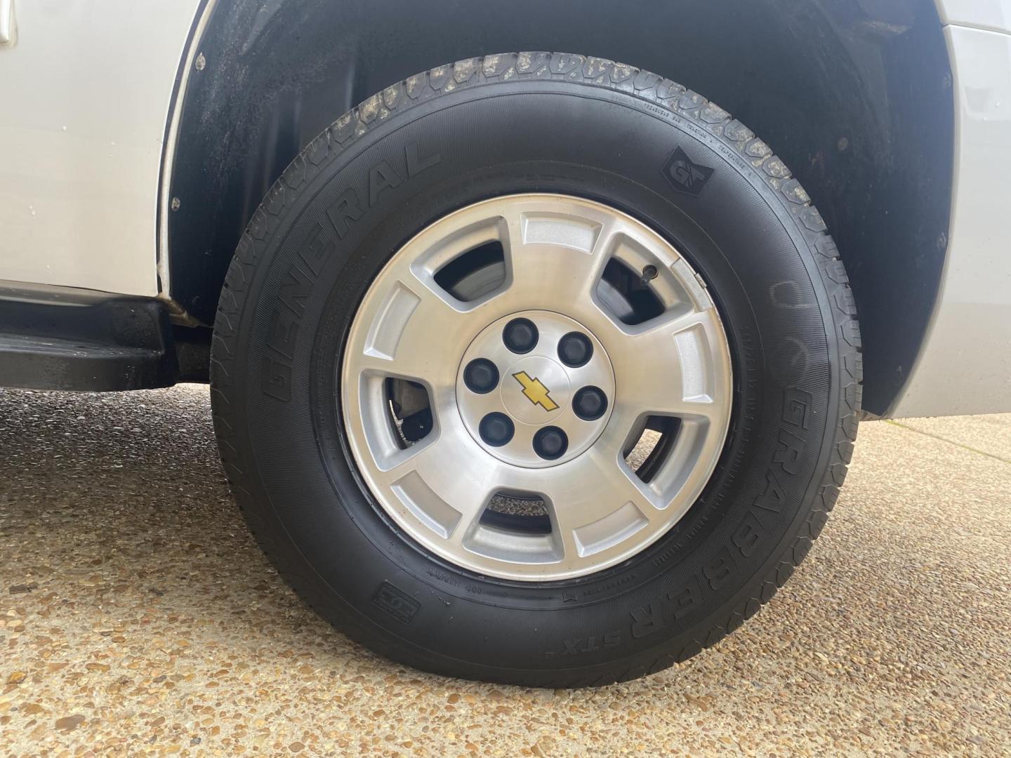 2013 WHITE /Black/Gray CHEVROLET TAHOE LS (1GNSCAE06DR) with an 5.3L engine, Automatic - 6L80 transmission, located at 922 W. Beacon St., Philadelphia, MS, 39350, (601) 650-3675, 32.770447, -89.127151 - 2013 Chevrolet Tahoe LS 2WD Year:2013 Make:Chevrolet Model:Tahoe Engine:5.3L V8 OHV 16V FFV Body:SPORT UTILITY 4-DR Transmission:6-Speed Automatic Drive Type:RWD Mpg City:15 Mpg:21 Trim:LS 2WD - Photo#7