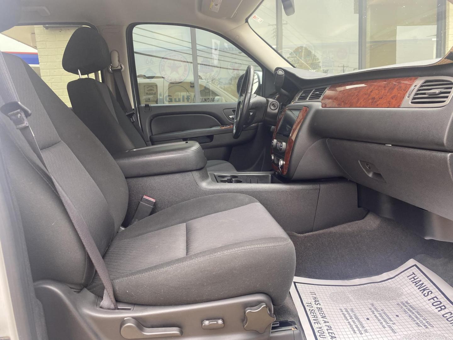 2013 WHITE /Black/Gray CHEVROLET TAHOE LS (1GNSCAE06DR) with an 5.3L engine, Automatic - 6L80 transmission, located at 922 W. Beacon St., Philadelphia, MS, 39350, (601) 650-3675, 32.770447, -89.127151 - 2013 Chevrolet Tahoe LS 2WD Year:2013 Make:Chevrolet Model:Tahoe Engine:5.3L V8 OHV 16V FFV Body:SPORT UTILITY 4-DR Transmission:6-Speed Automatic Drive Type:RWD Mpg City:15 Mpg:21 Trim:LS 2WD - Photo#11