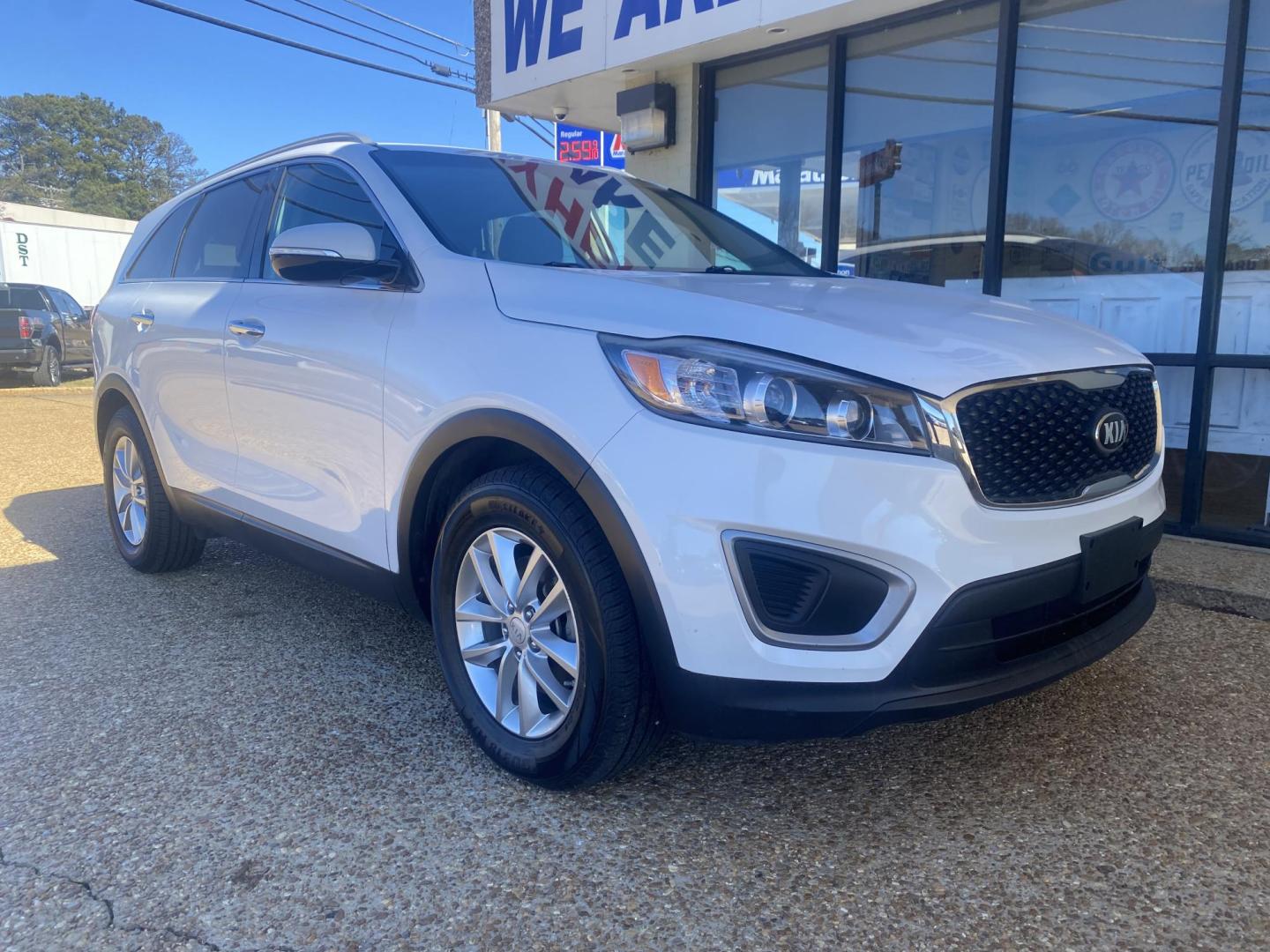 2016 WHITE KIA SORENTO LX; L (5XYPG4A50GG) , located at 922 W. Beacon St., Philadelphia, MS, 39350, (601) 650-3675, 32.770447, -89.127151 - Photo#0