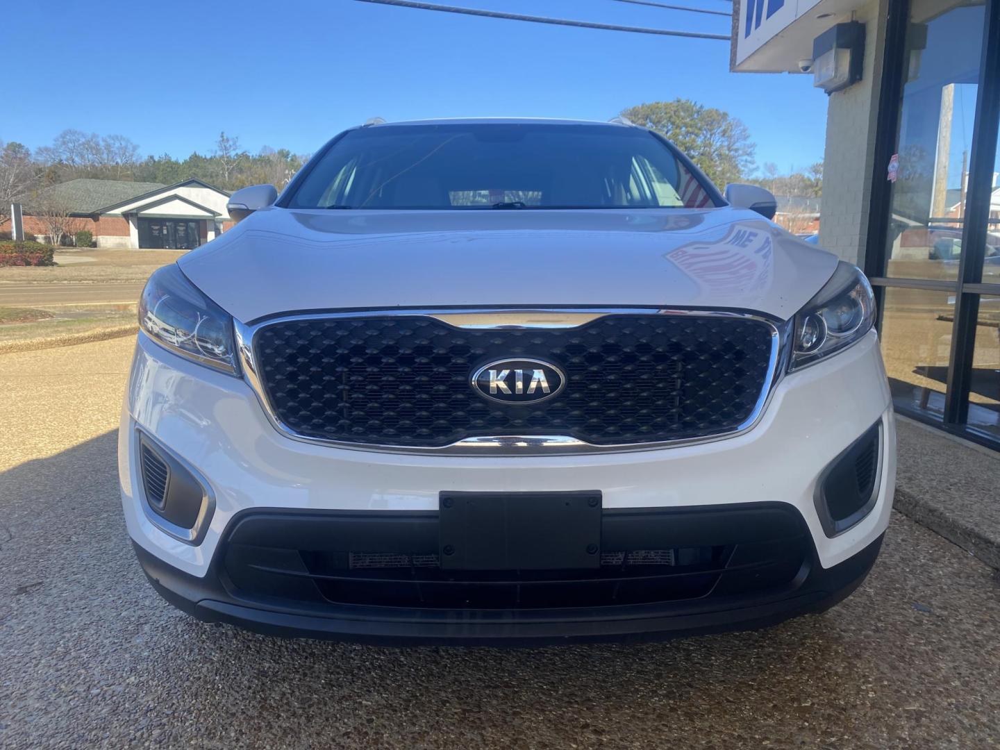 2016 WHITE KIA SORENTO LX; L (5XYPG4A50GG) , located at 922 W. Beacon St., Philadelphia, MS, 39350, (601) 650-3675, 32.770447, -89.127151 - Photo#1
