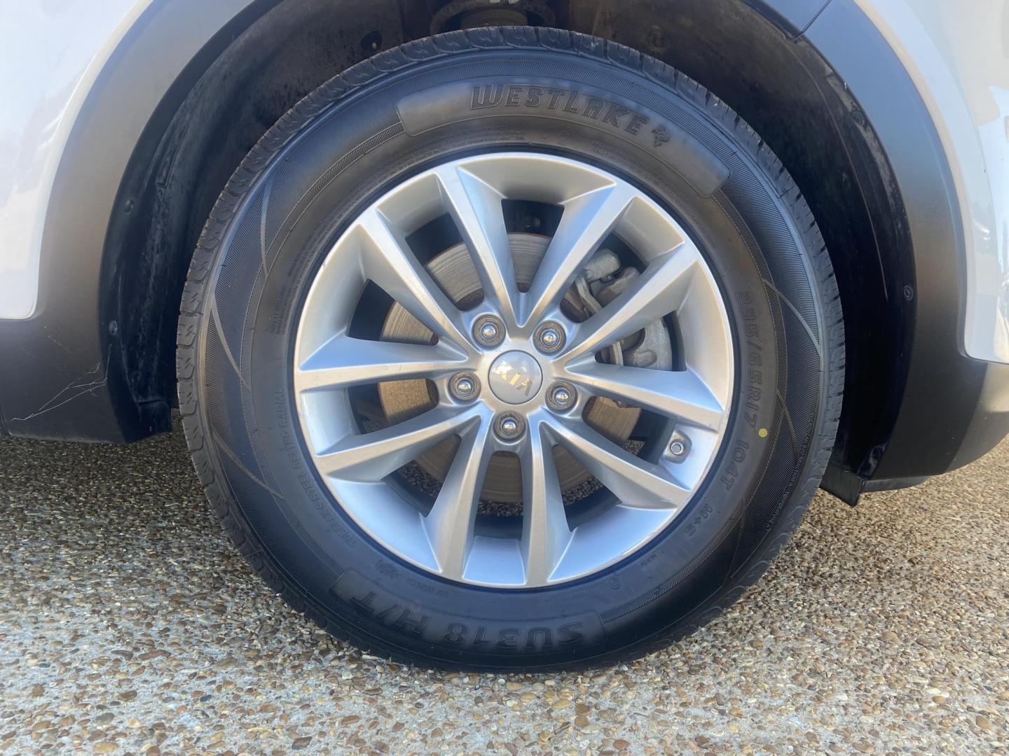 2016 WHITE KIA SORENTO LX; L (5XYPG4A50GG) , located at 922 W. Beacon St., Philadelphia, MS, 39350, (601) 650-3675, 32.770447, -89.127151 - Photo#7