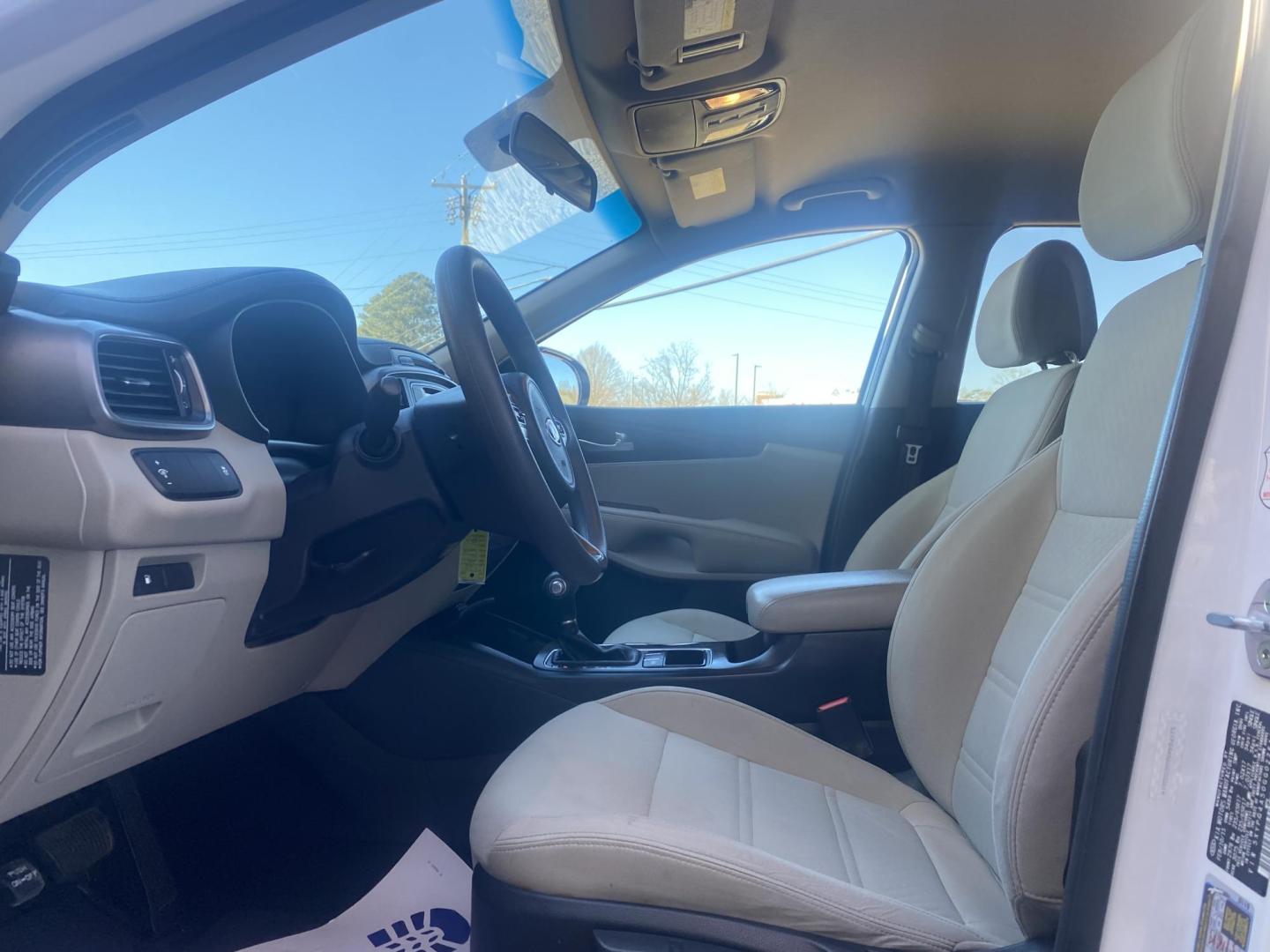 2016 WHITE KIA SORENTO LX; L (5XYPG4A50GG) , located at 922 W. Beacon St., Philadelphia, MS, 39350, (601) 650-3675, 32.770447, -89.127151 - Photo#8