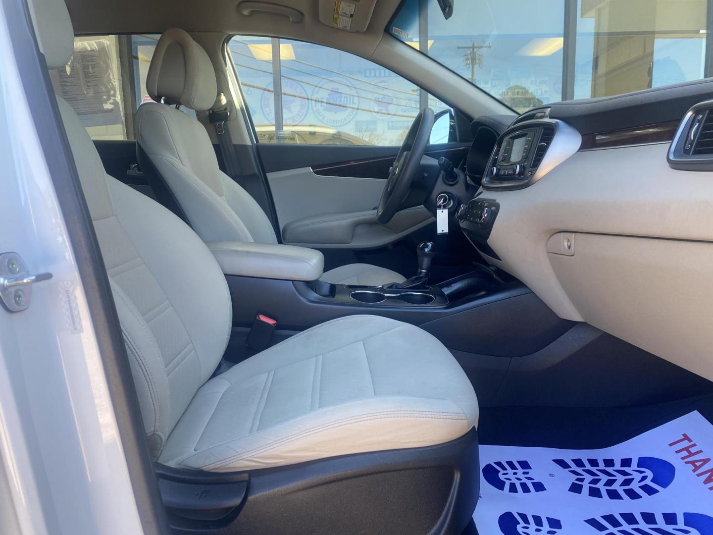 2016 WHITE KIA SORENTO LX; L (5XYPG4A50GG) , located at 922 W. Beacon St., Philadelphia, MS, 39350, (601) 650-3675, 32.770447, -89.127151 - Photo#12
