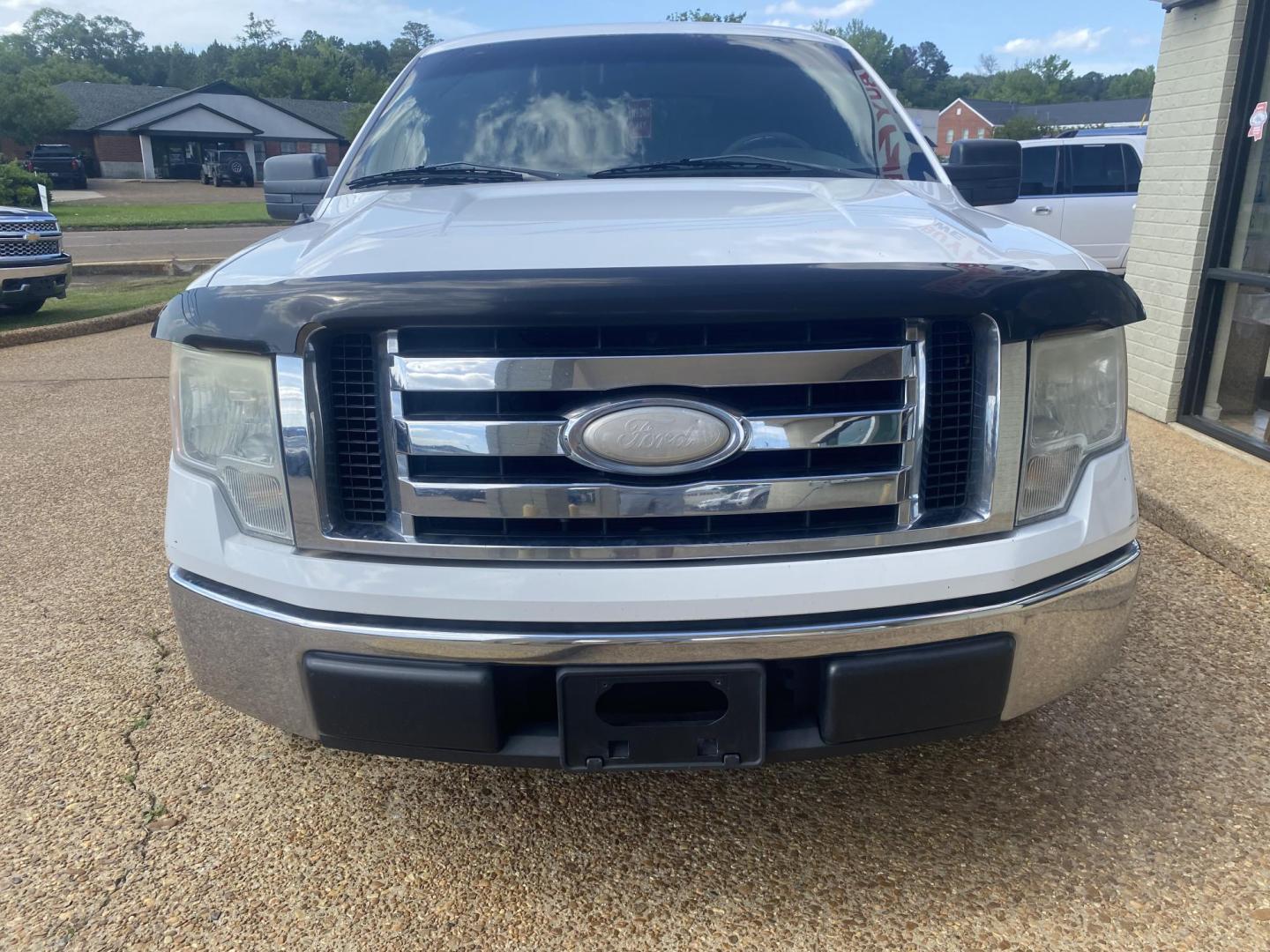 2009 WHITE FORD F-150 XLT (1FTRX12V69K) , located at 922 W. Beacon St., Philadelphia, MS, 39350, (601) 650-3675, 32.770447, -89.127151 - Photo#1