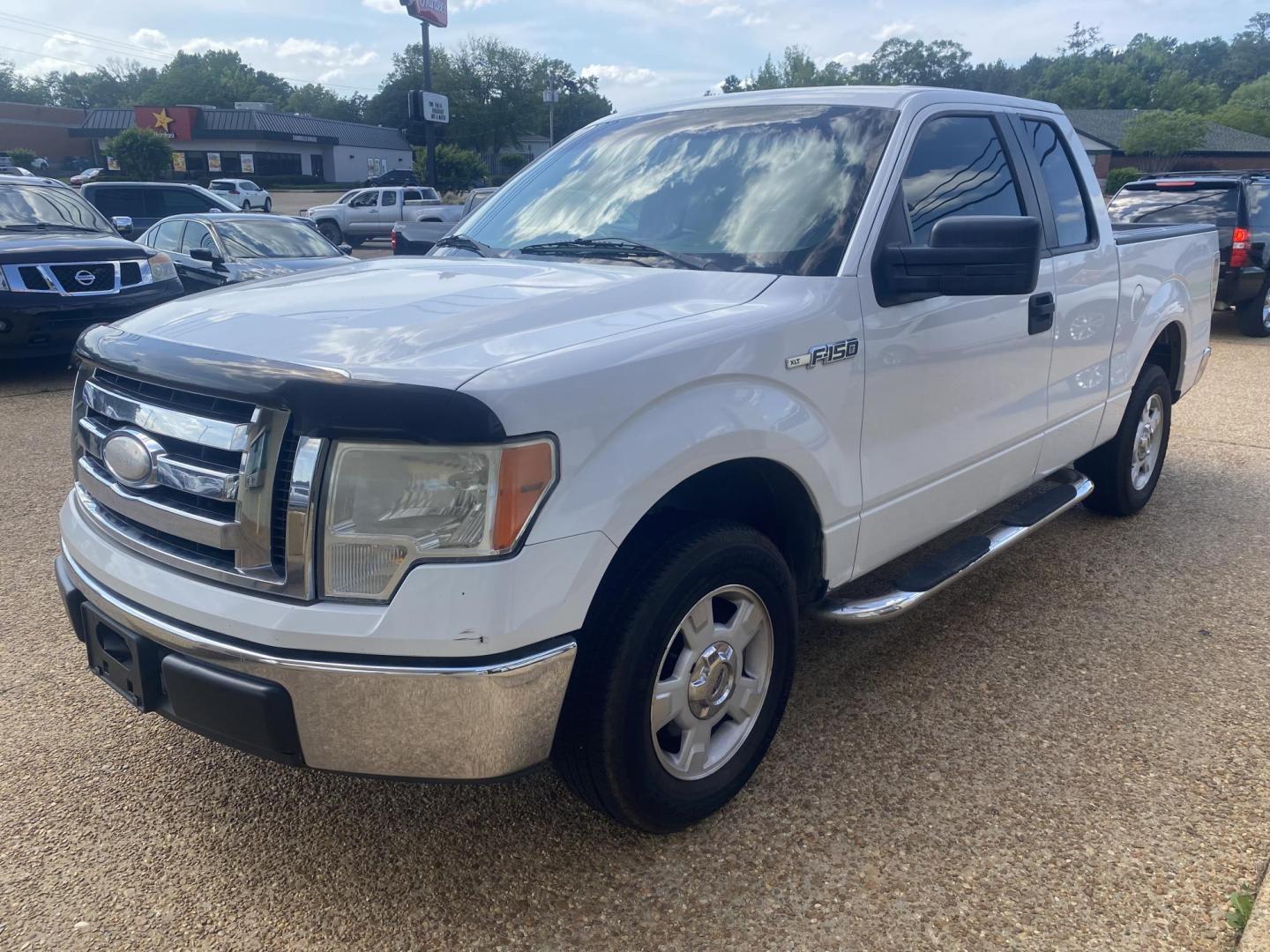 2009 WHITE FORD F-150 XLT (1FTRX12V69K) , located at 922 W. Beacon St., Philadelphia, MS, 39350, (601) 650-3675, 32.770447, -89.127151 - Photo#2