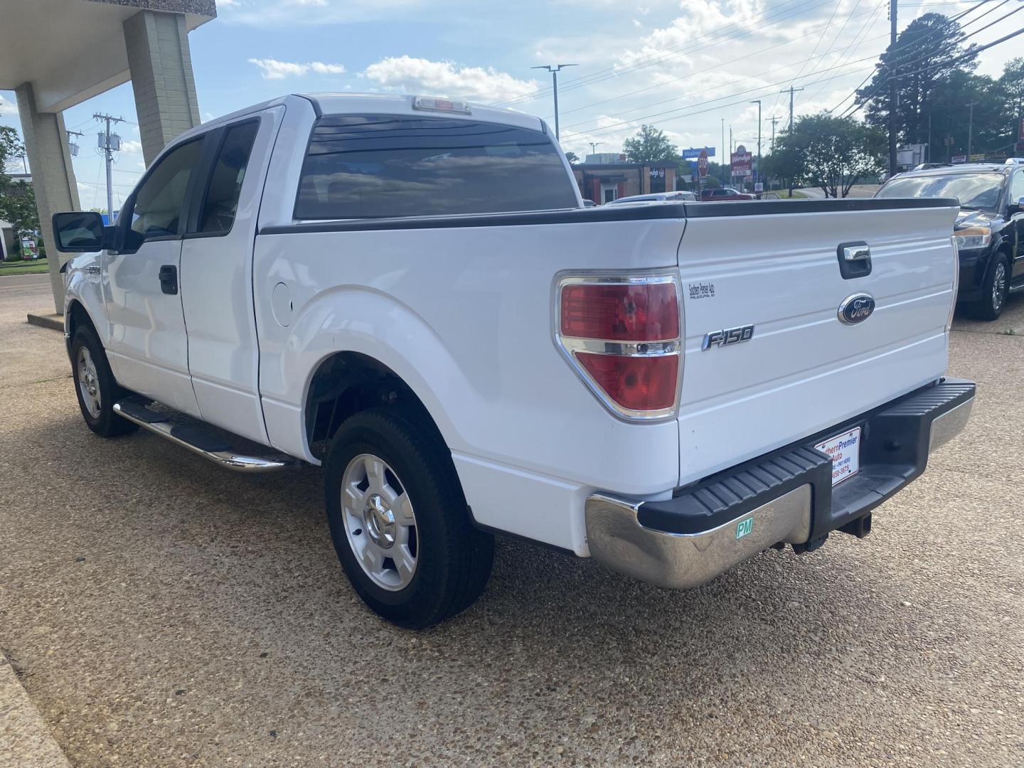 2009 WHITE FORD F-150 XLT (1FTRX12V69K) , located at 922 W. Beacon St., Philadelphia, MS, 39350, (601) 650-3675, 32.770447, -89.127151 - Photo#3