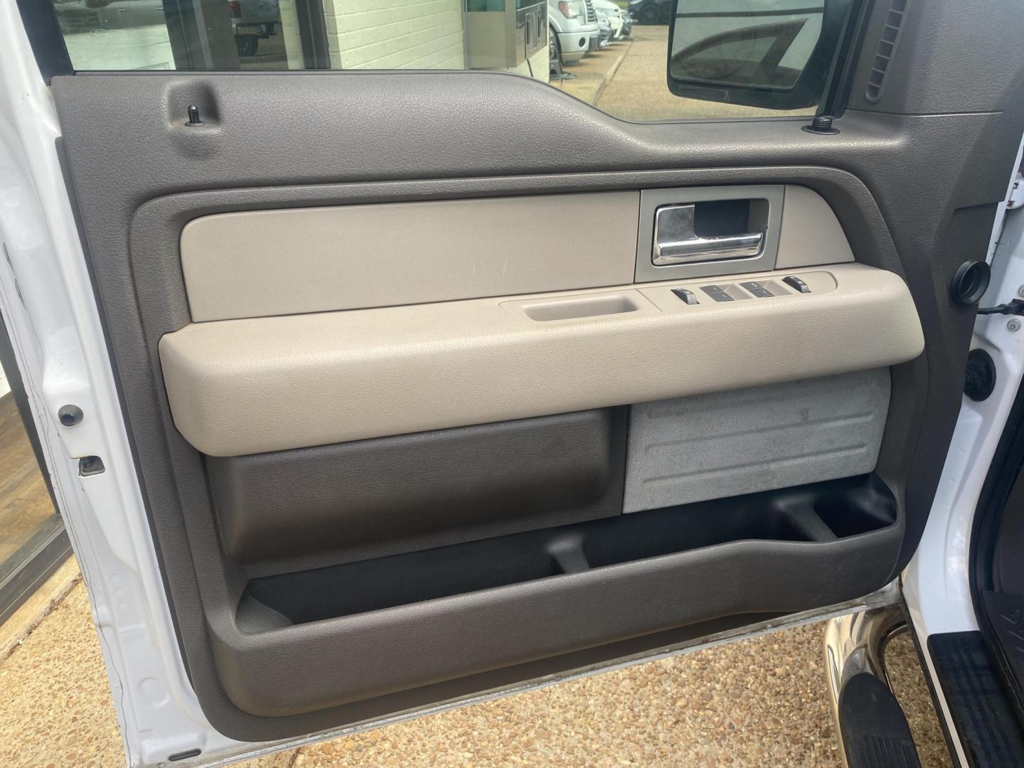 2009 WHITE FORD F-150 XLT (1FTRX12V69K) , located at 922 W. Beacon St., Philadelphia, MS, 39350, (601) 650-3675, 32.770447, -89.127151 - Photo#8