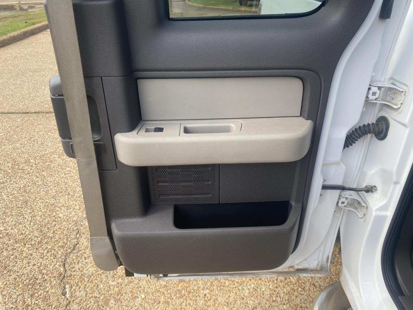 2009 WHITE FORD F-150 XLT (1FTRX12V69K) , located at 922 W. Beacon St., Philadelphia, MS, 39350, (601) 650-3675, 32.770447, -89.127151 - Photo#11