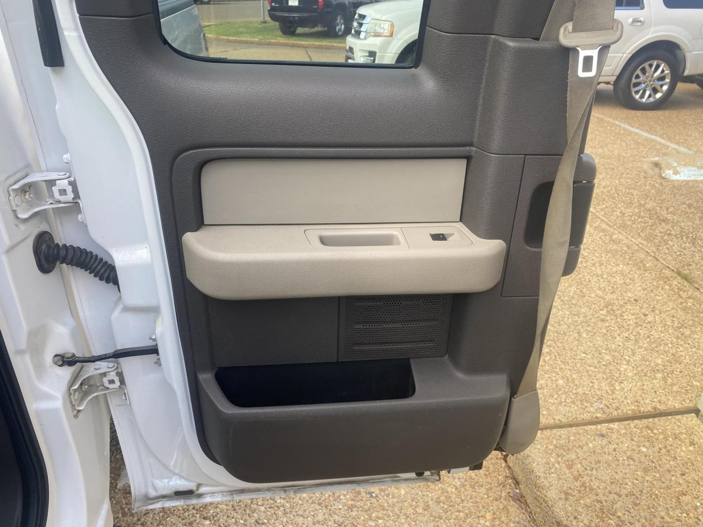 2009 WHITE FORD F-150 XLT (1FTRX12V69K) , located at 922 W. Beacon St., Philadelphia, MS, 39350, (601) 650-3675, 32.770447, -89.127151 - Photo#10