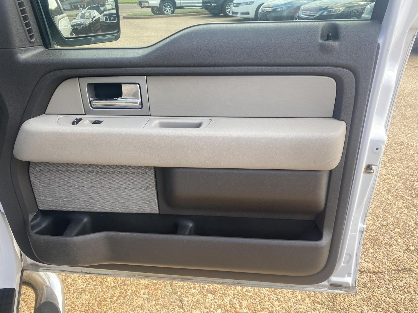 2009 WHITE FORD F-150 XLT (1FTRX12V69K) , located at 922 W. Beacon St., Philadelphia, MS, 39350, (601) 650-3675, 32.770447, -89.127151 - Photo#13