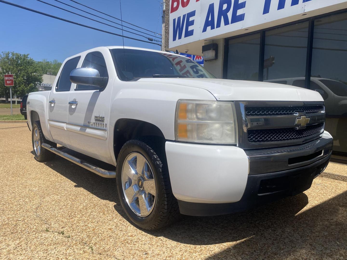 2009 WHITE CHEVROLET SILVERADO LT (3GCEK23309G) , located at 922 W. Beacon St., Philadelphia, MS, 39350, (601) 650-3675, 32.770447, -89.127151 - Photo#0