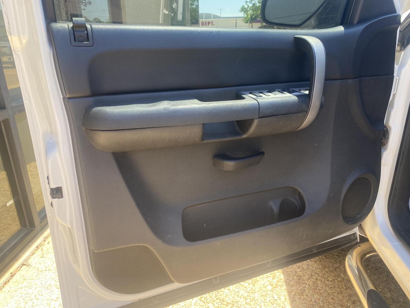 2009 WHITE CHEVROLET SILVERADO LT (3GCEK23309G) , located at 922 W. Beacon St., Philadelphia, MS, 39350, (601) 650-3675, 32.770447, -89.127151 - Photo#8