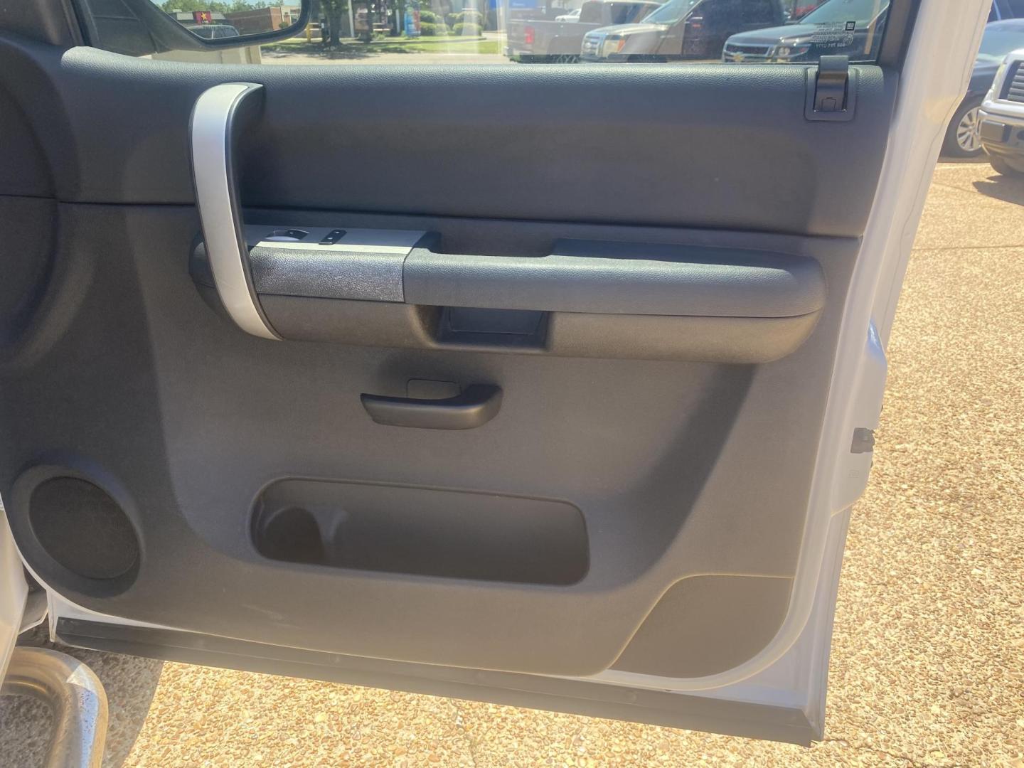 2009 WHITE CHEVROLET SILVERADO LT (3GCEK23309G) , located at 922 W. Beacon St., Philadelphia, MS, 39350, (601) 650-3675, 32.770447, -89.127151 - Photo#11