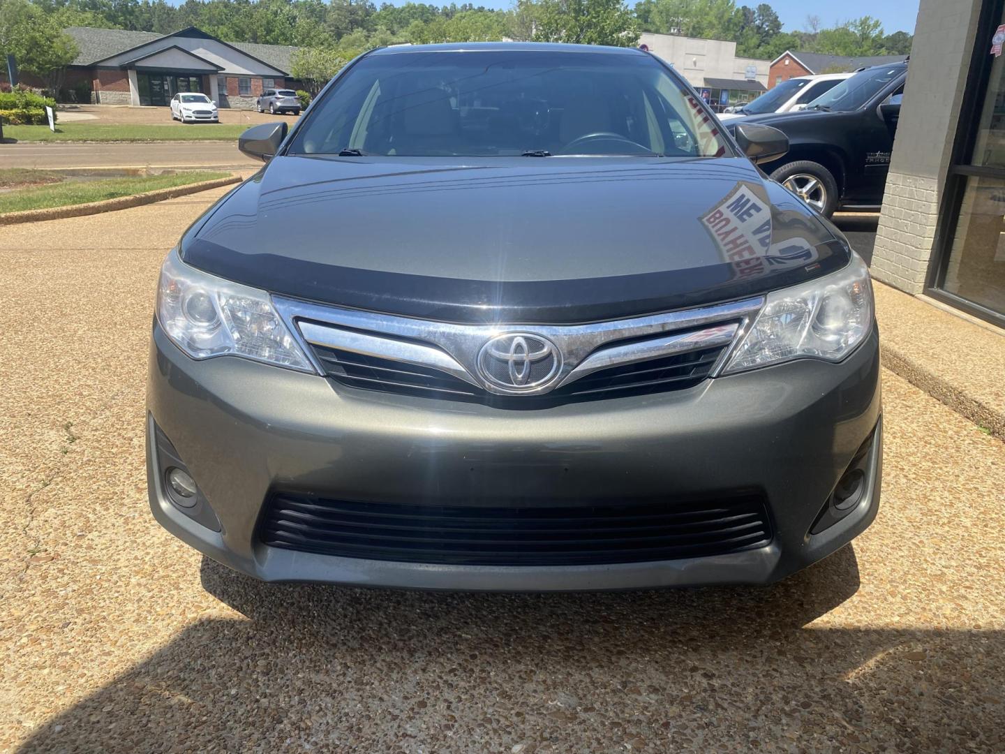 2014 GREEN TOYOTA CAMRY SE; LE; XLE; L (4T4BF1FK8ER) , located at 922 W. Beacon St., Philadelphia, MS, 39350, (601) 650-3675, 32.770447, -89.127151 - Photo#1
