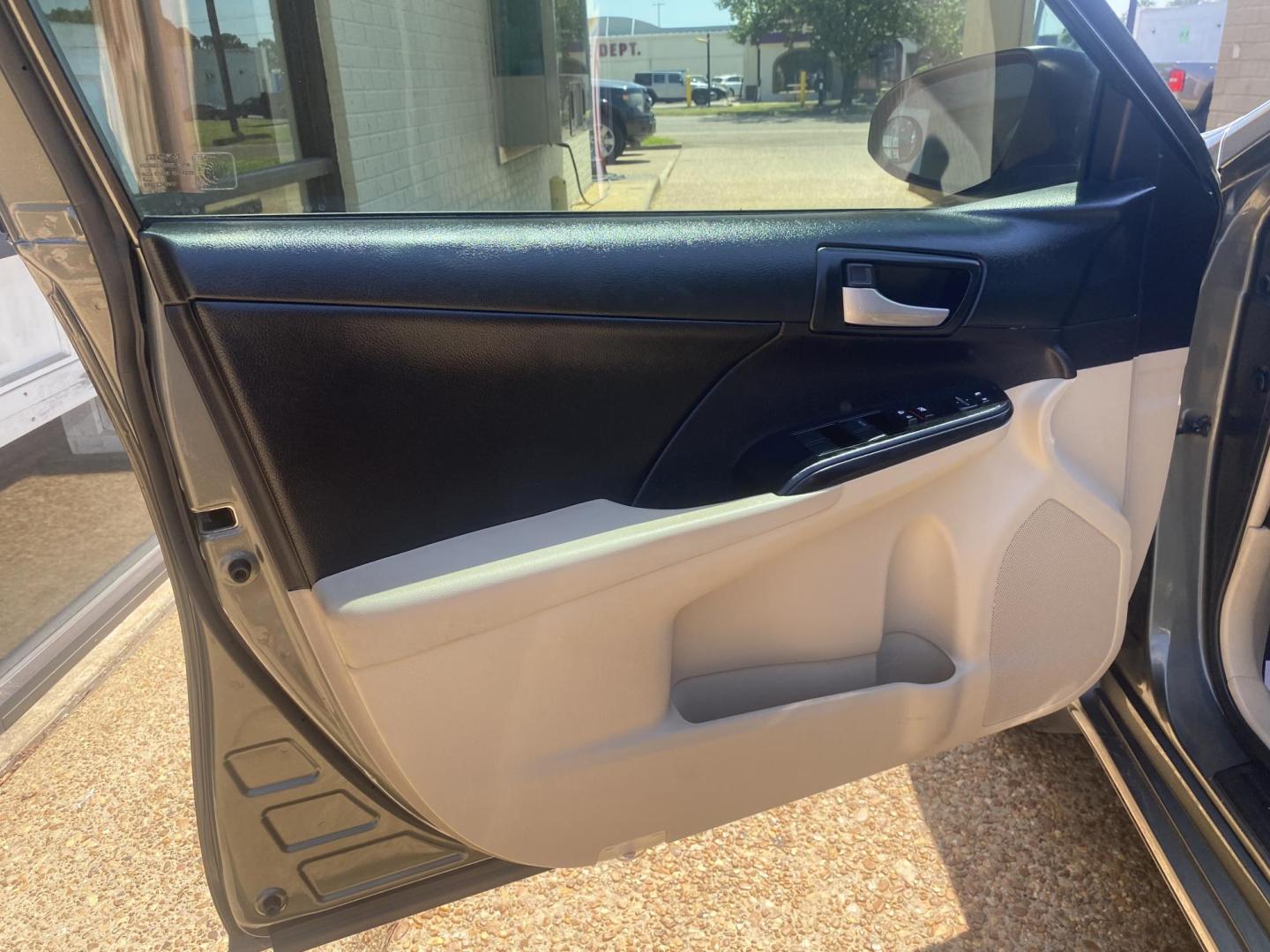 2014 GREEN TOYOTA CAMRY SE; LE; XLE; L (4T4BF1FK8ER) , located at 922 W. Beacon St., Philadelphia, MS, 39350, (601) 650-3675, 32.770447, -89.127151 - Photo#8